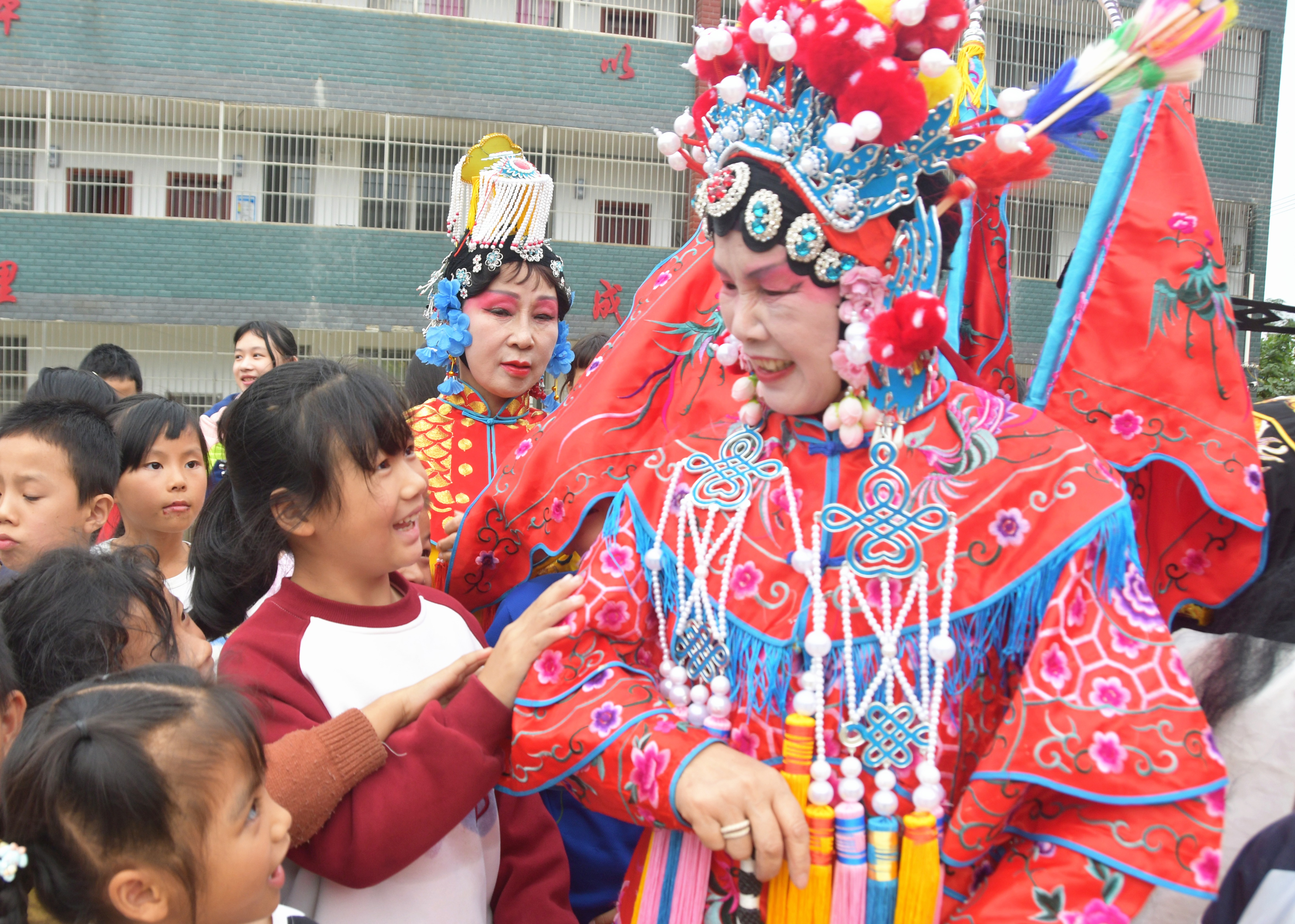 10月30日，湖南省永州市江永县海相希望小学，学生在观赏京剧表演服饰。田如瑞 摄.JPG