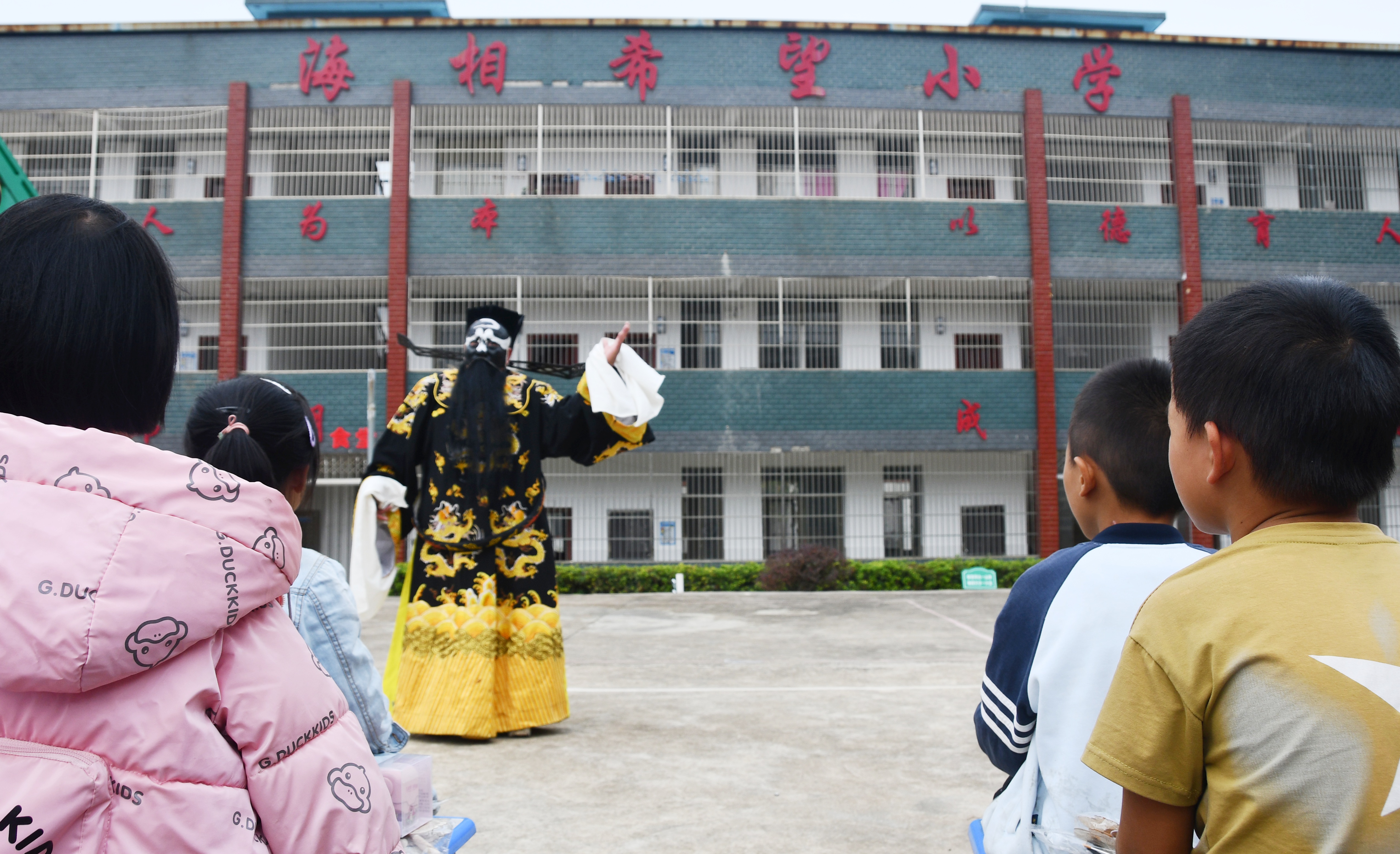 10月30日，湖南省永州市江永县海相希望小学，文化志愿者为学生表演京剧。田如瑞摄3.JPG