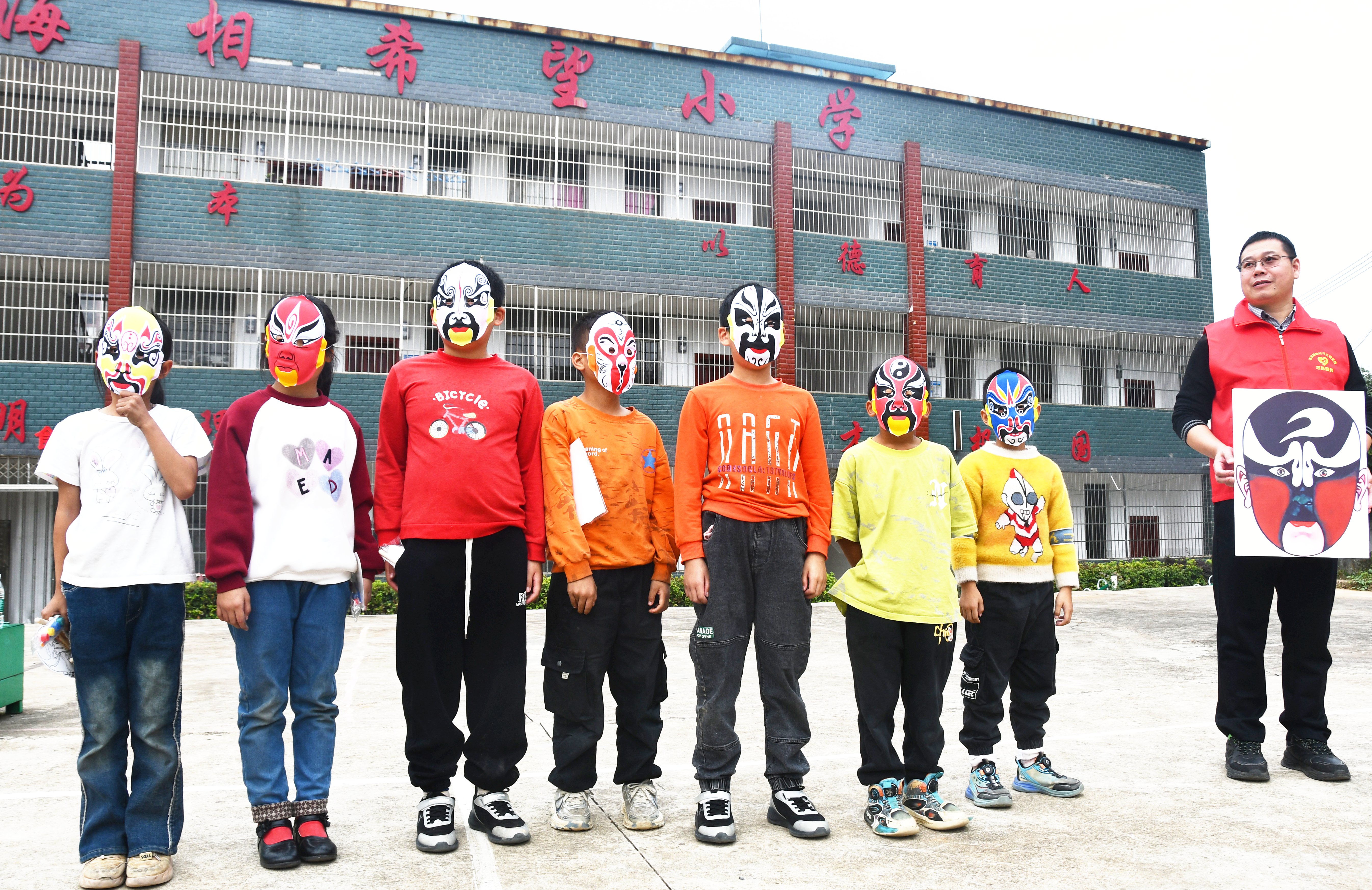 10月30日，湖南省永州市江永县海相希望小学，文化志愿者和学生在展示戏曲脸谱。田如瑞摄.JPG