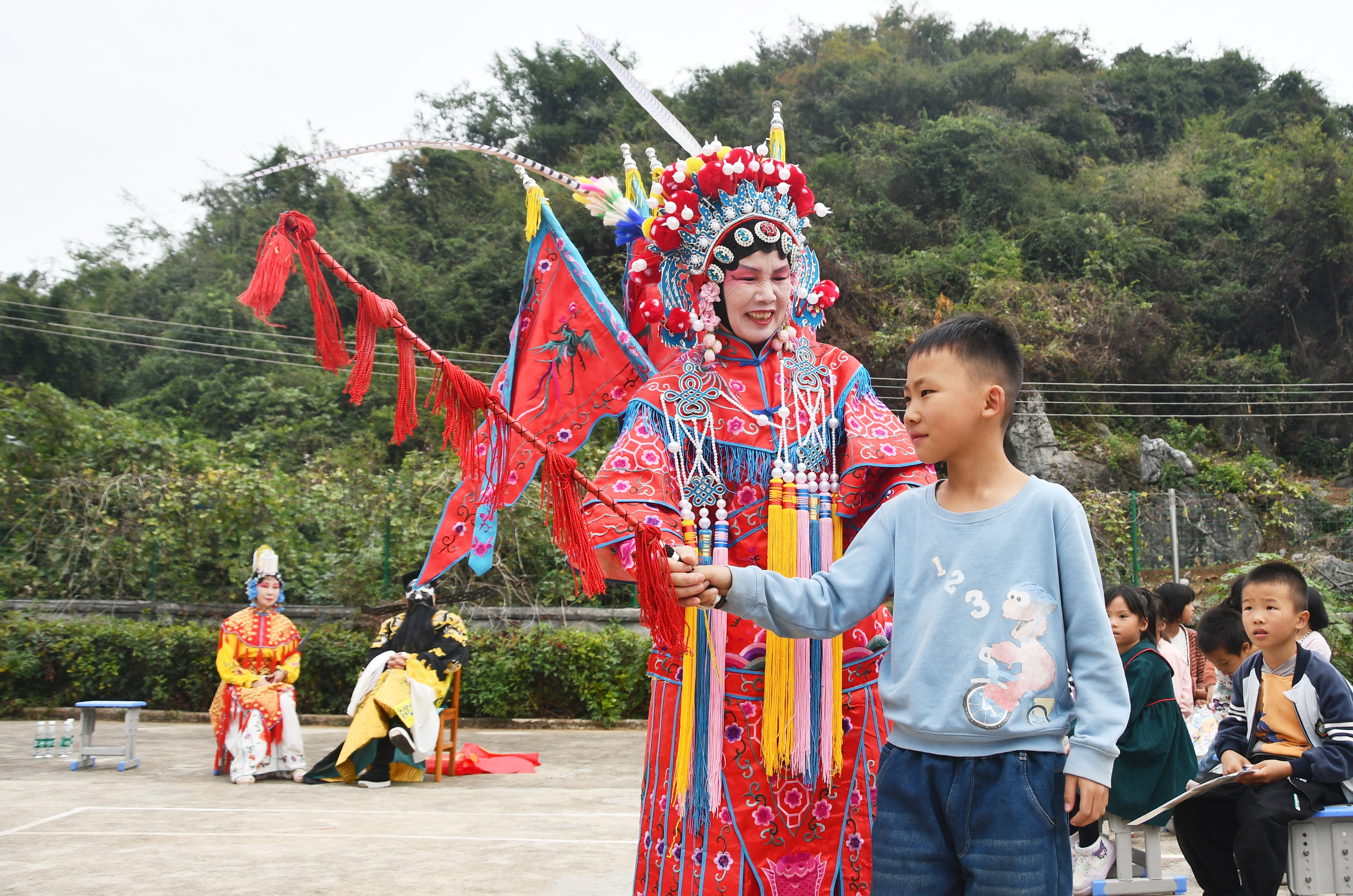 10月30日，湖南省永州市江永县海相希望小学，文化志愿者在指导学生学习京剧表演动作。田如瑞摄2.JPG