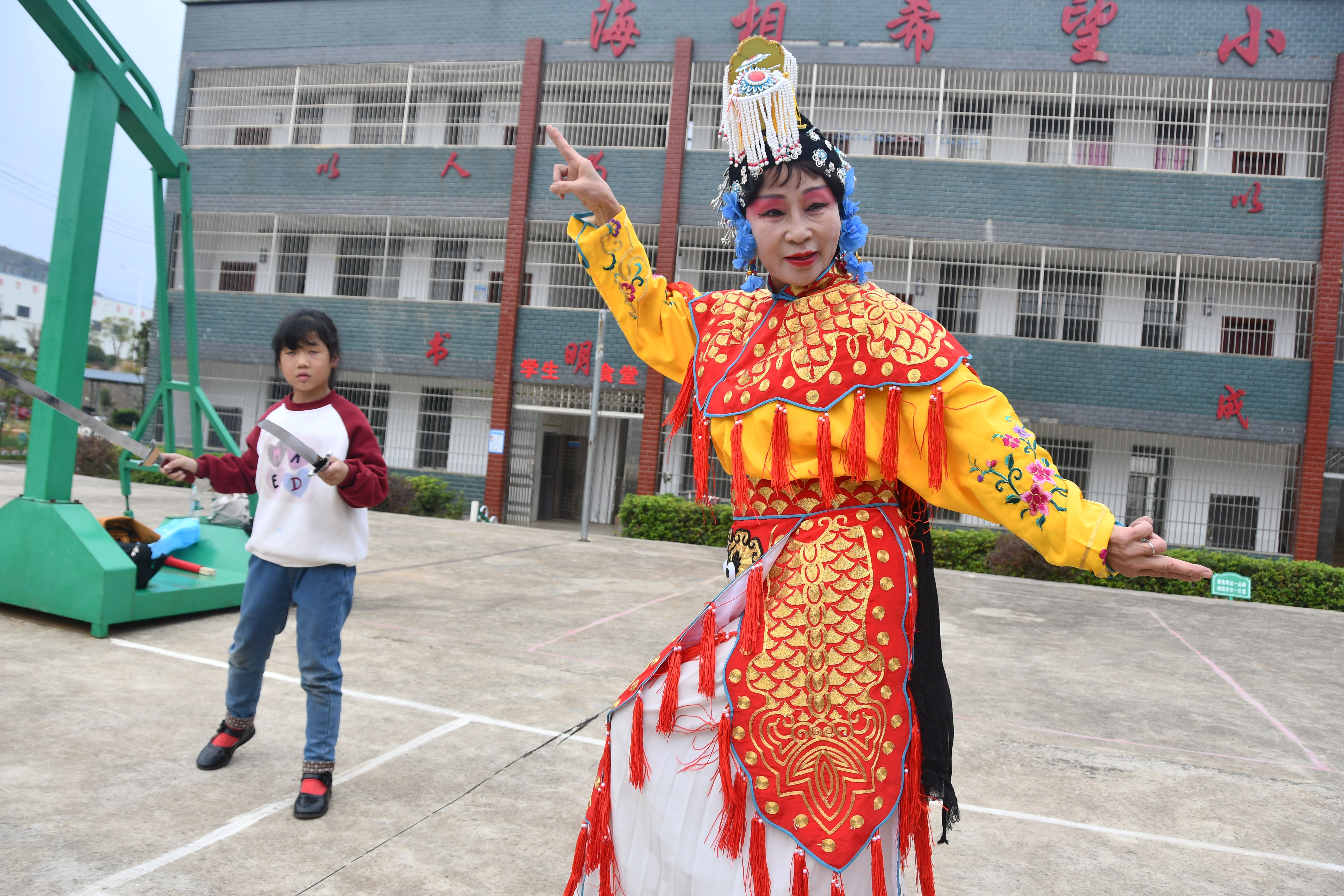 10月30日，湖南省永州市江永县海相希望小学，文化志愿者在指导学生学习京剧表演动作。田如瑞摄.JPG