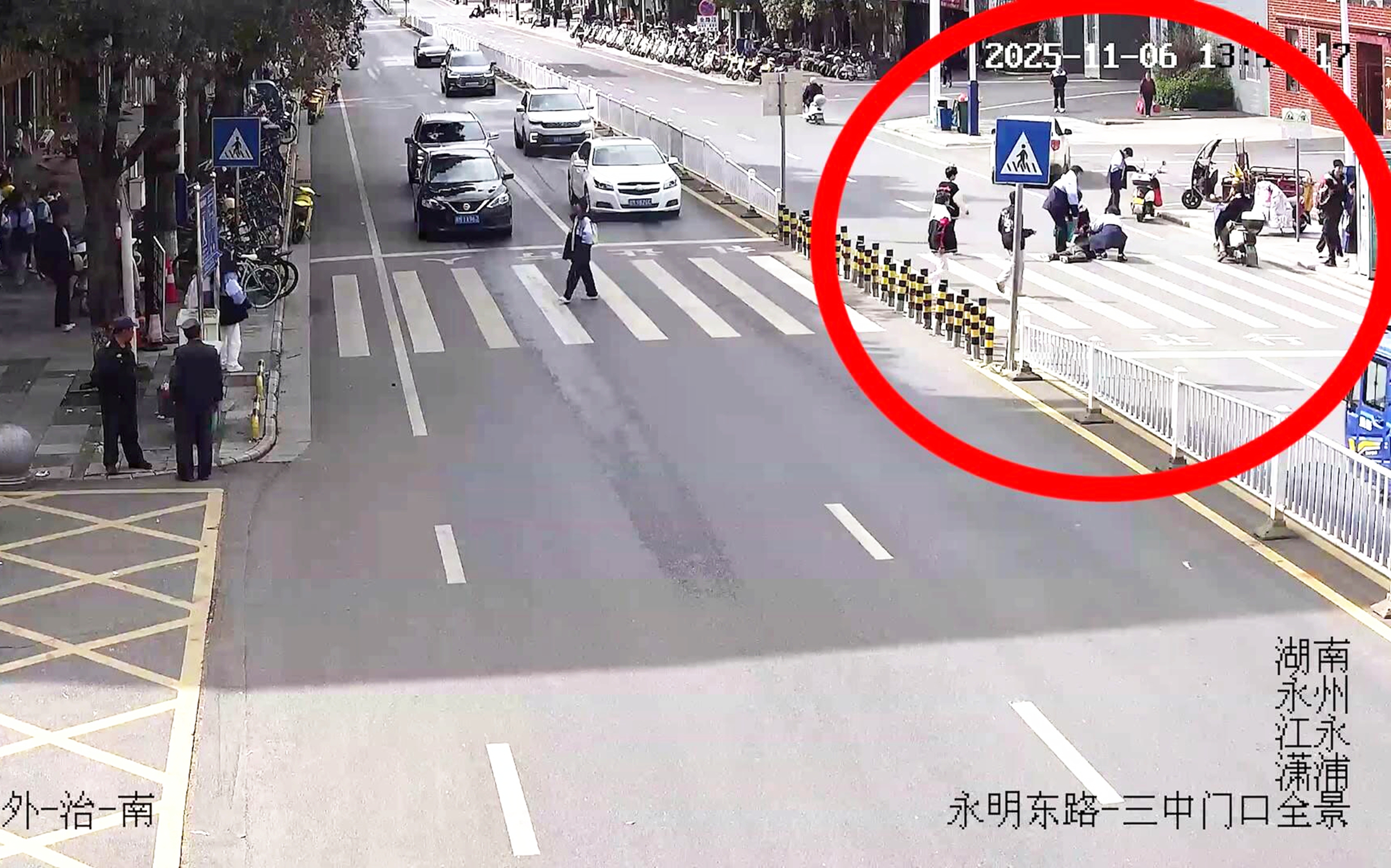 11月6日，监控拍下的四名学生扶起摔倒老人。.jpeg