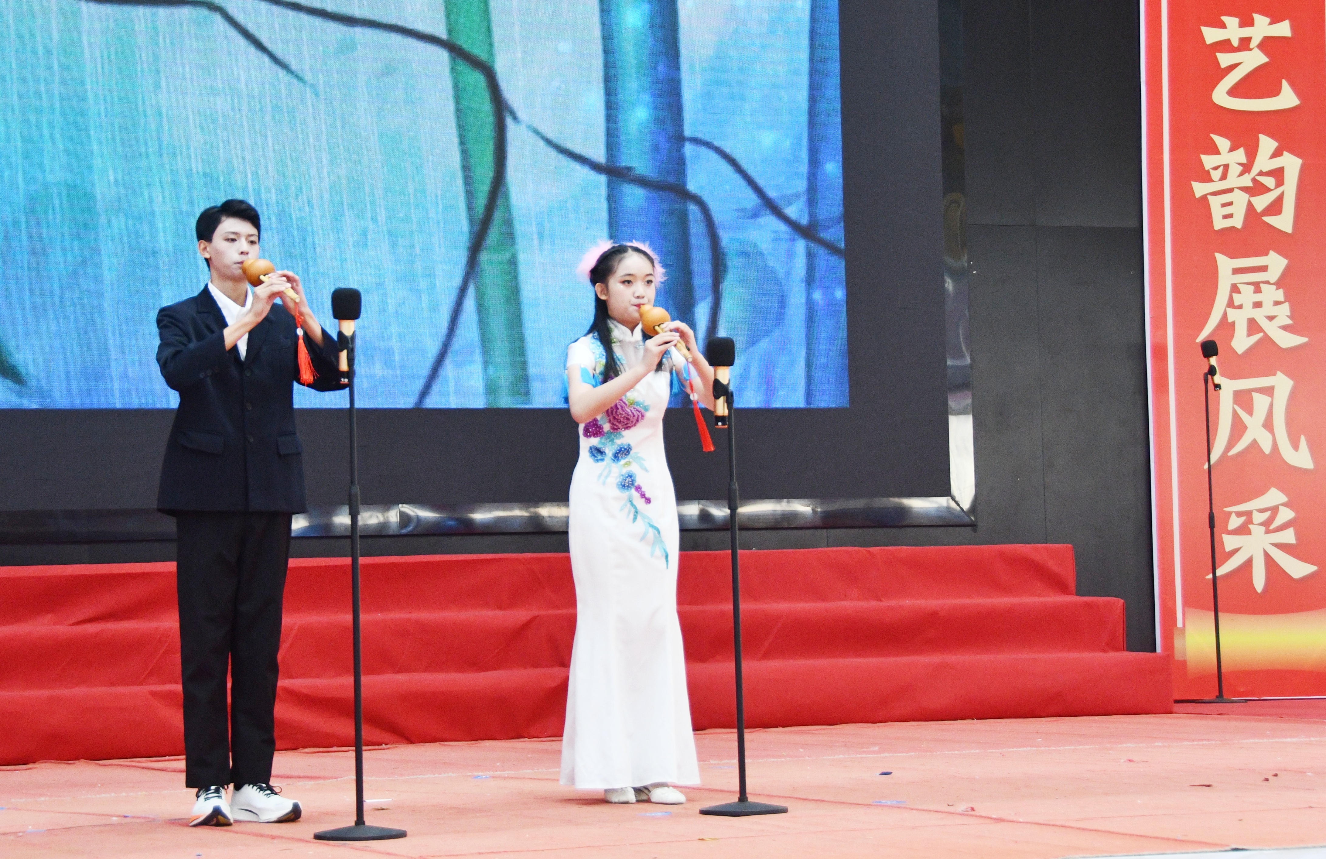 11月27日，湖南省永州市江永县第一中学体艺馆，学生们在展示才艺节目。田如瑞摄 (8).JPG