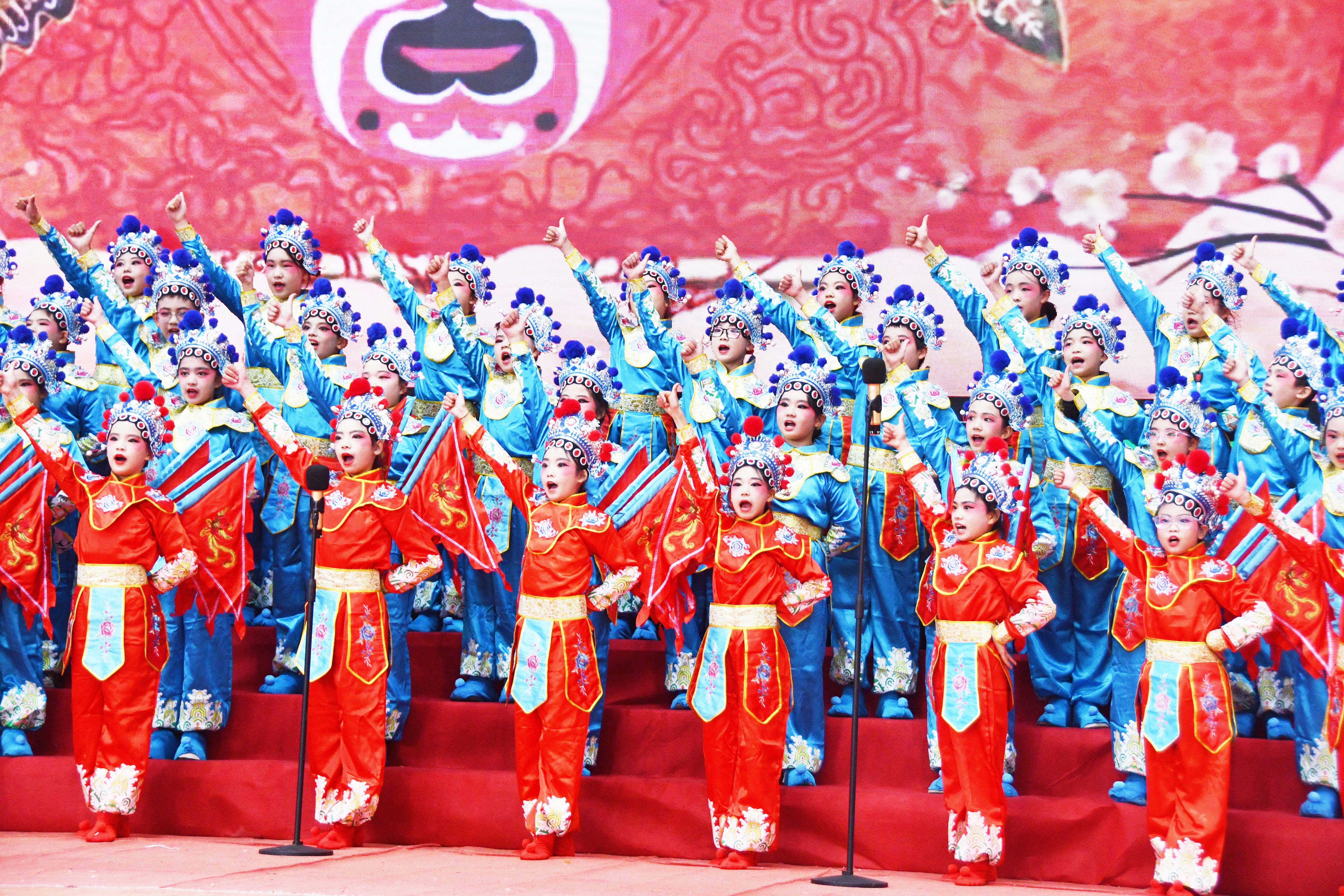 11月27日，湖南省永州市江永县第一中学体艺馆，学生们在展示才艺节目。田如瑞摄 (4).JPG