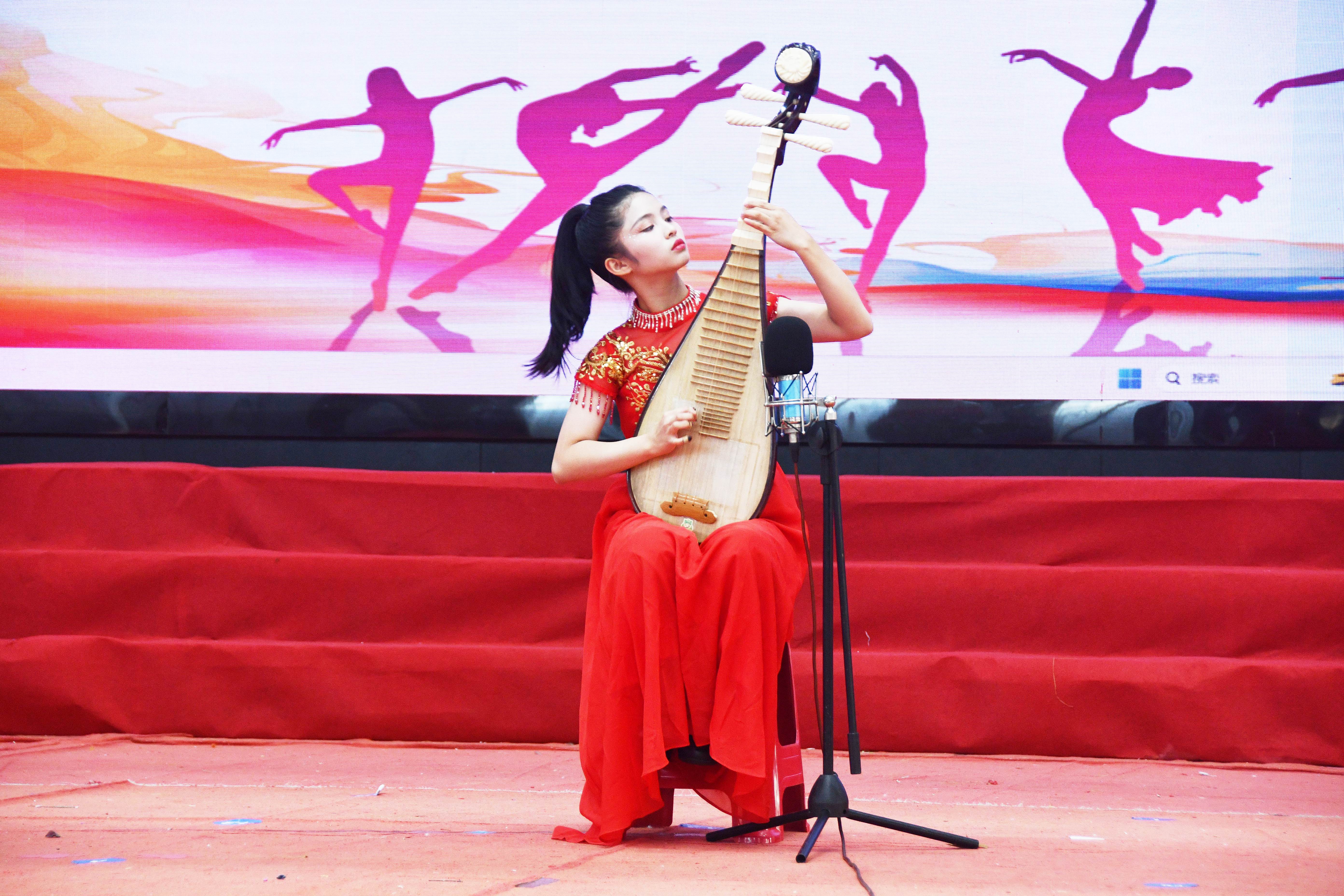 11月27日，湖南省永州市江永县第一中学体艺馆，学生们在展示才艺节目。田如瑞摄 (10).JPG