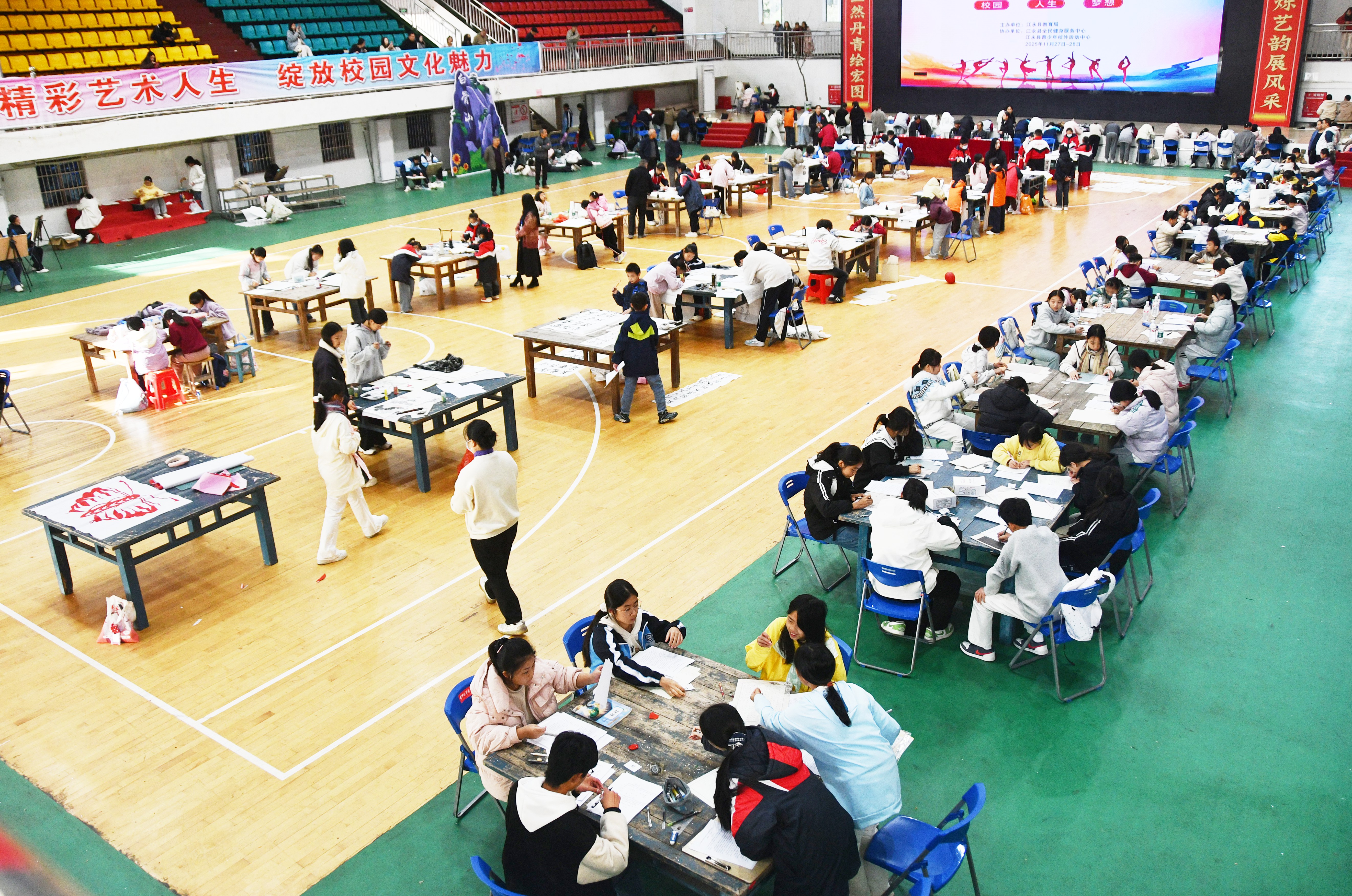 11月28日，湖南省永州市江永县第一中学体艺馆，学生们参加书法绘画比赛。田如瑞摄.JPG
