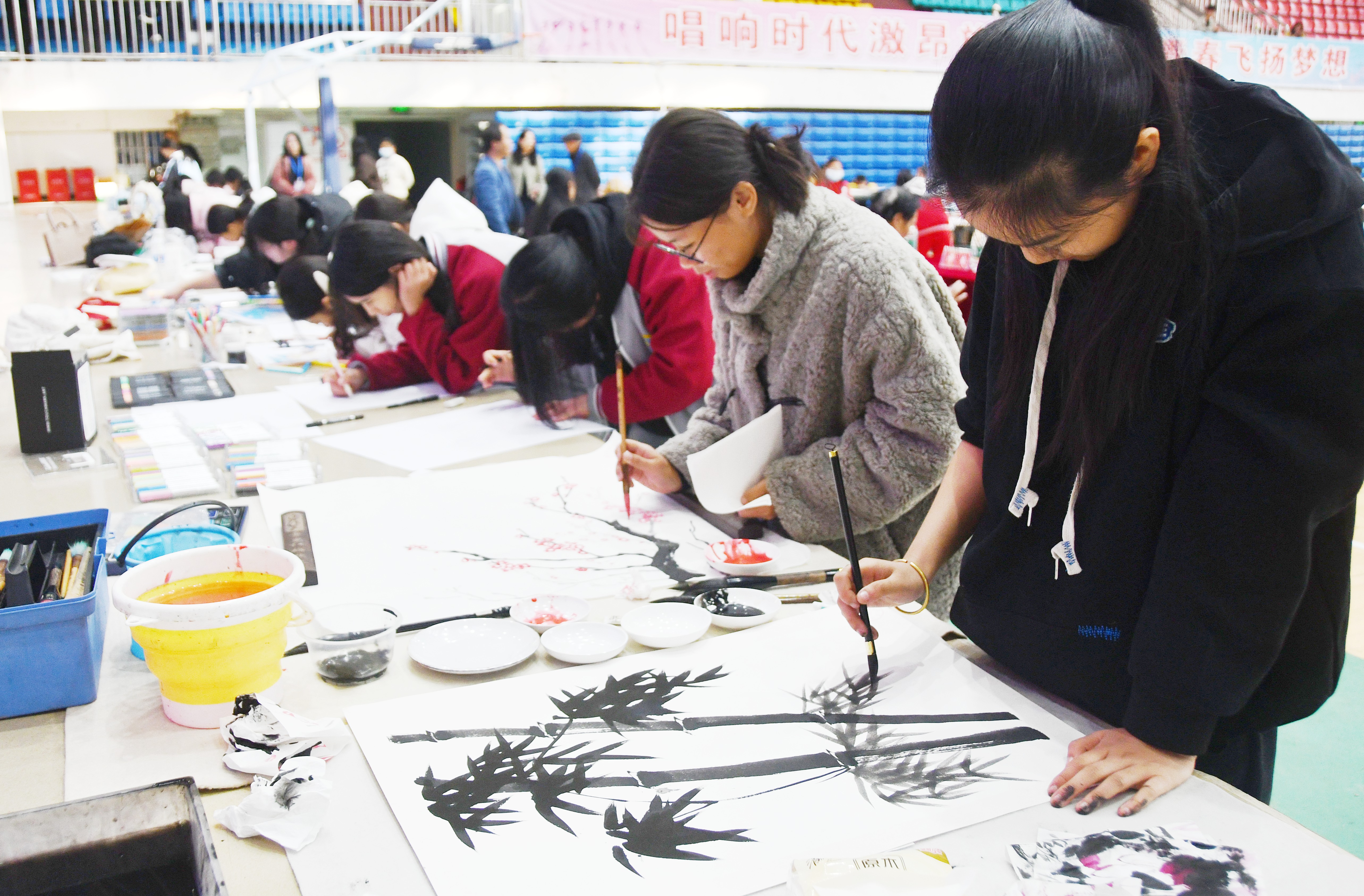 11月28日，湖南省永州市江永县第一中学体艺馆，学生们参加绘画比赛。田如瑞摄  (1).JPG