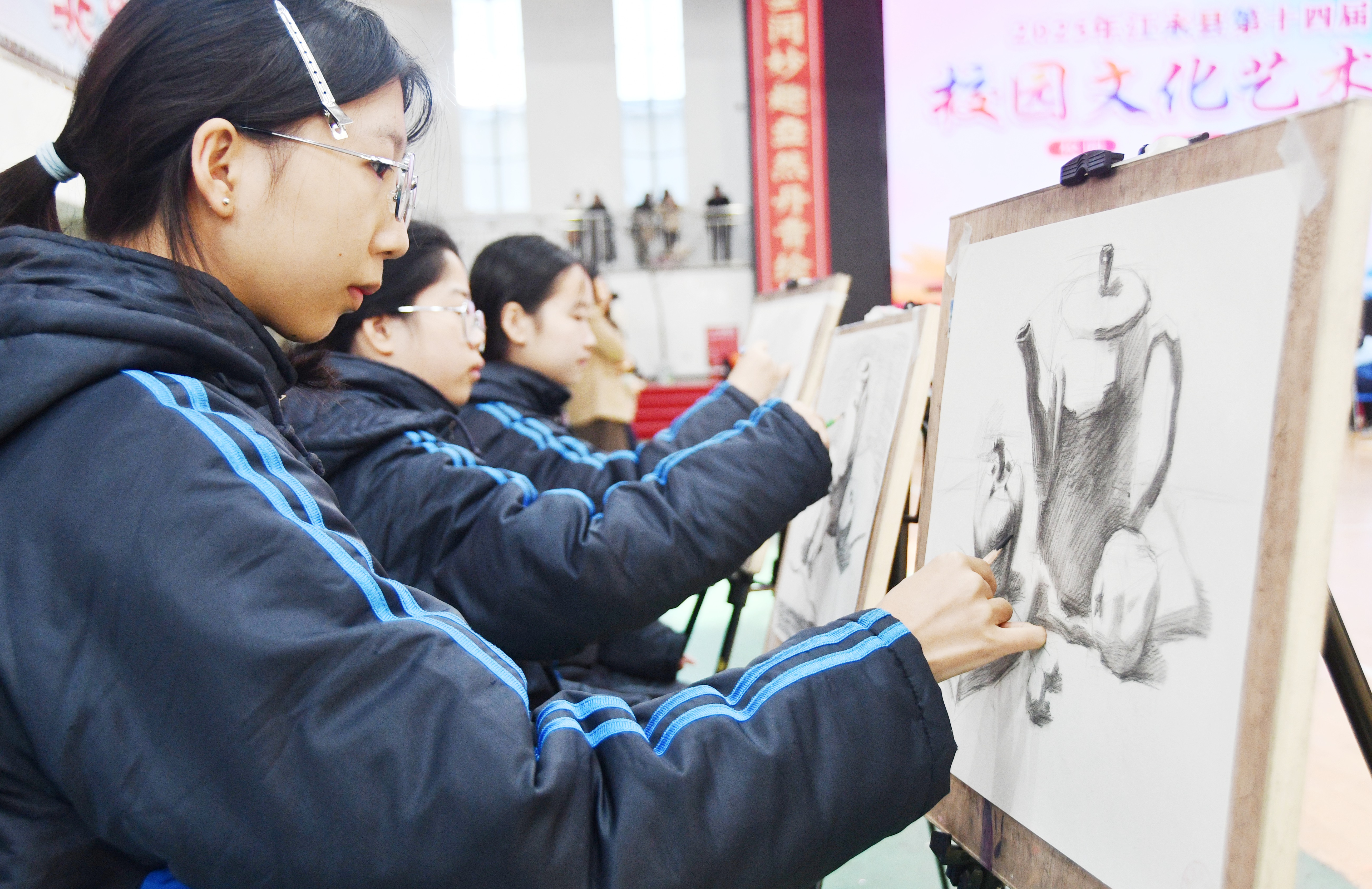 11月28日，湖南省永州市江永县第一中学体艺馆，学生们参加绘画比赛。田如瑞摄 2.JPG