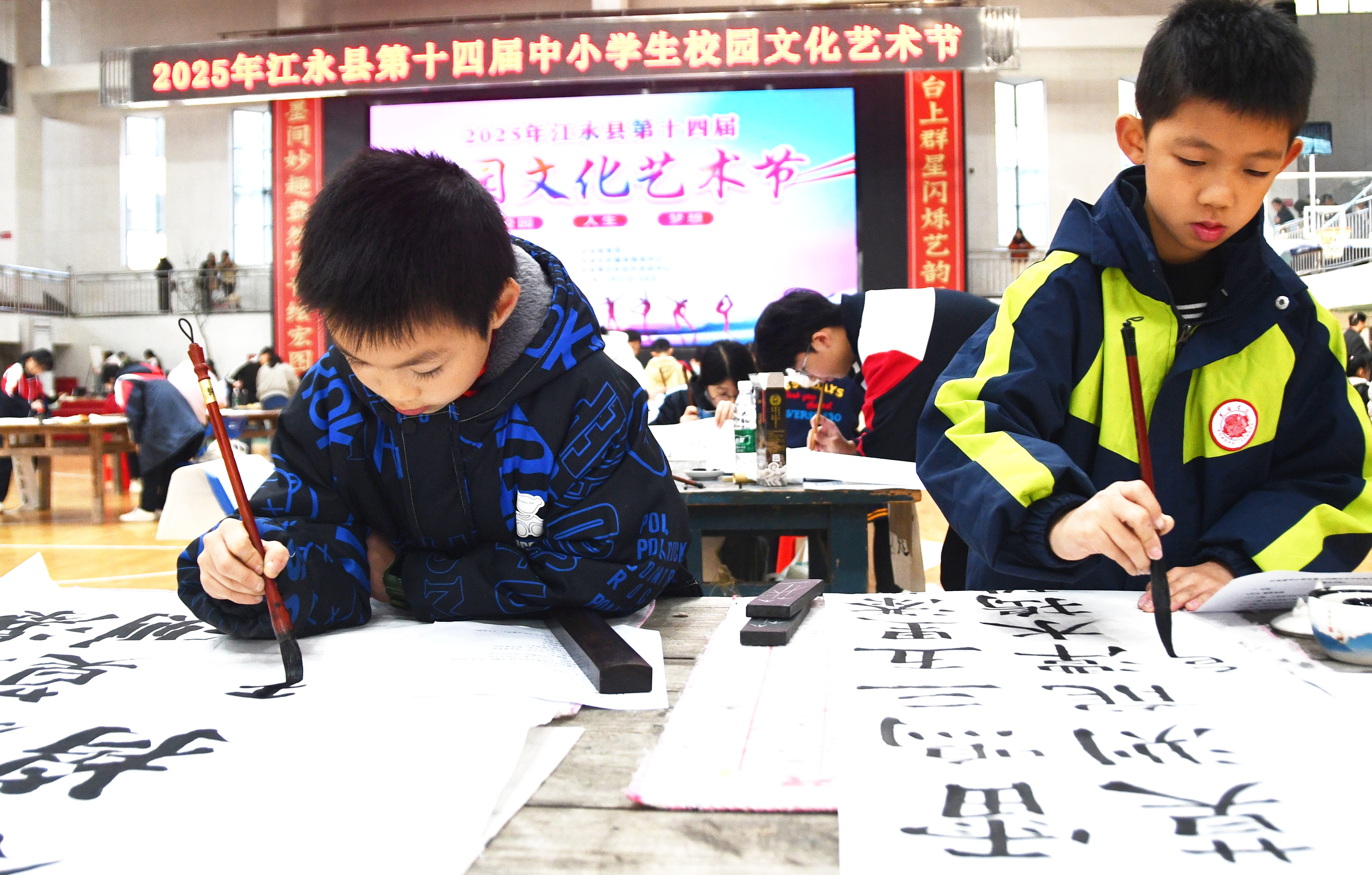 11月28日，湖南省永州市江永县第一中学体艺馆，学生们参加书法比赛。田如瑞摄 (1).JPG