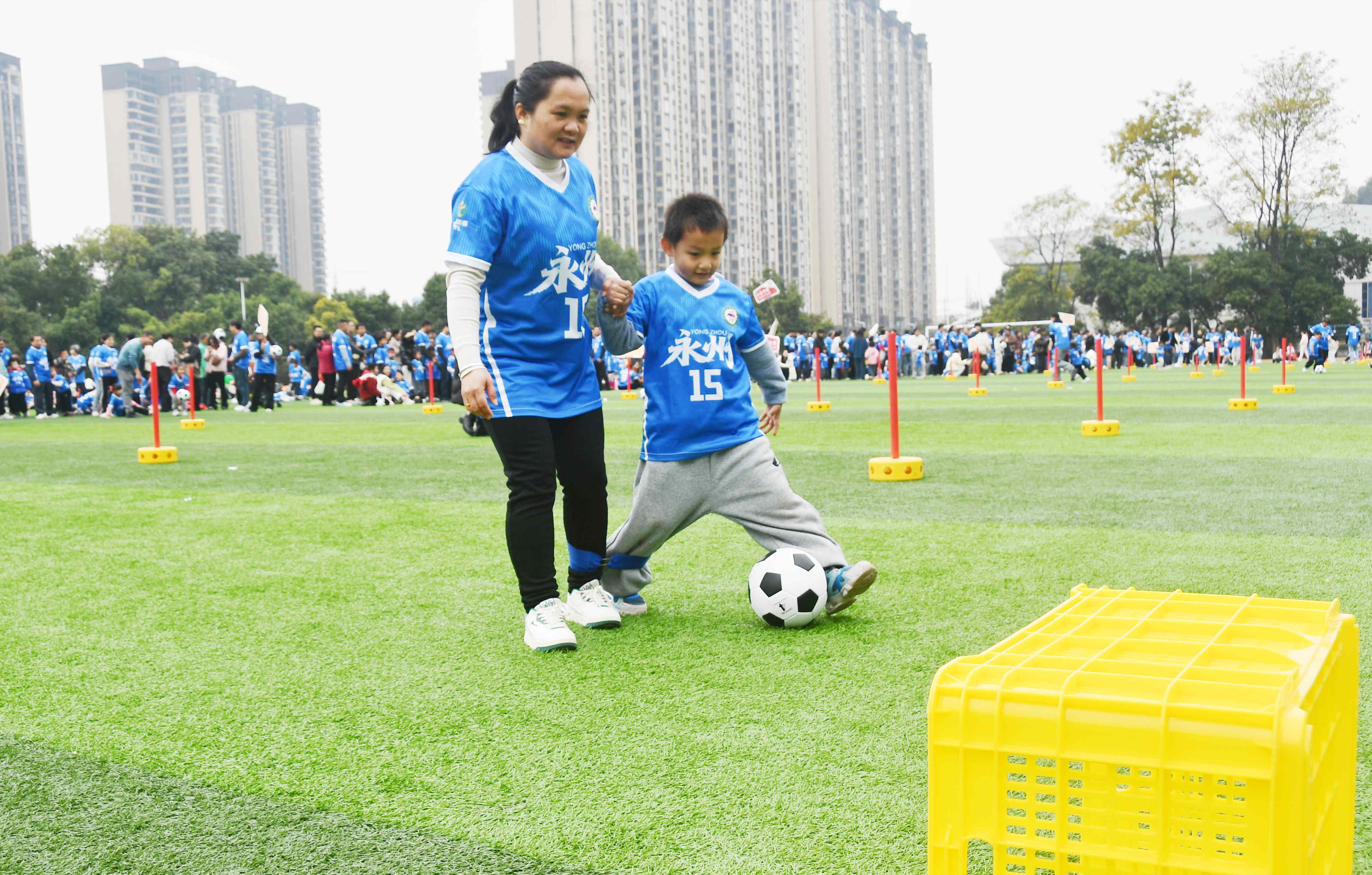 12月6日，湖南省永州市江永县中心幼儿园家长和孩子们在参加足球趣味运动。田如瑞摄 (7).JPG