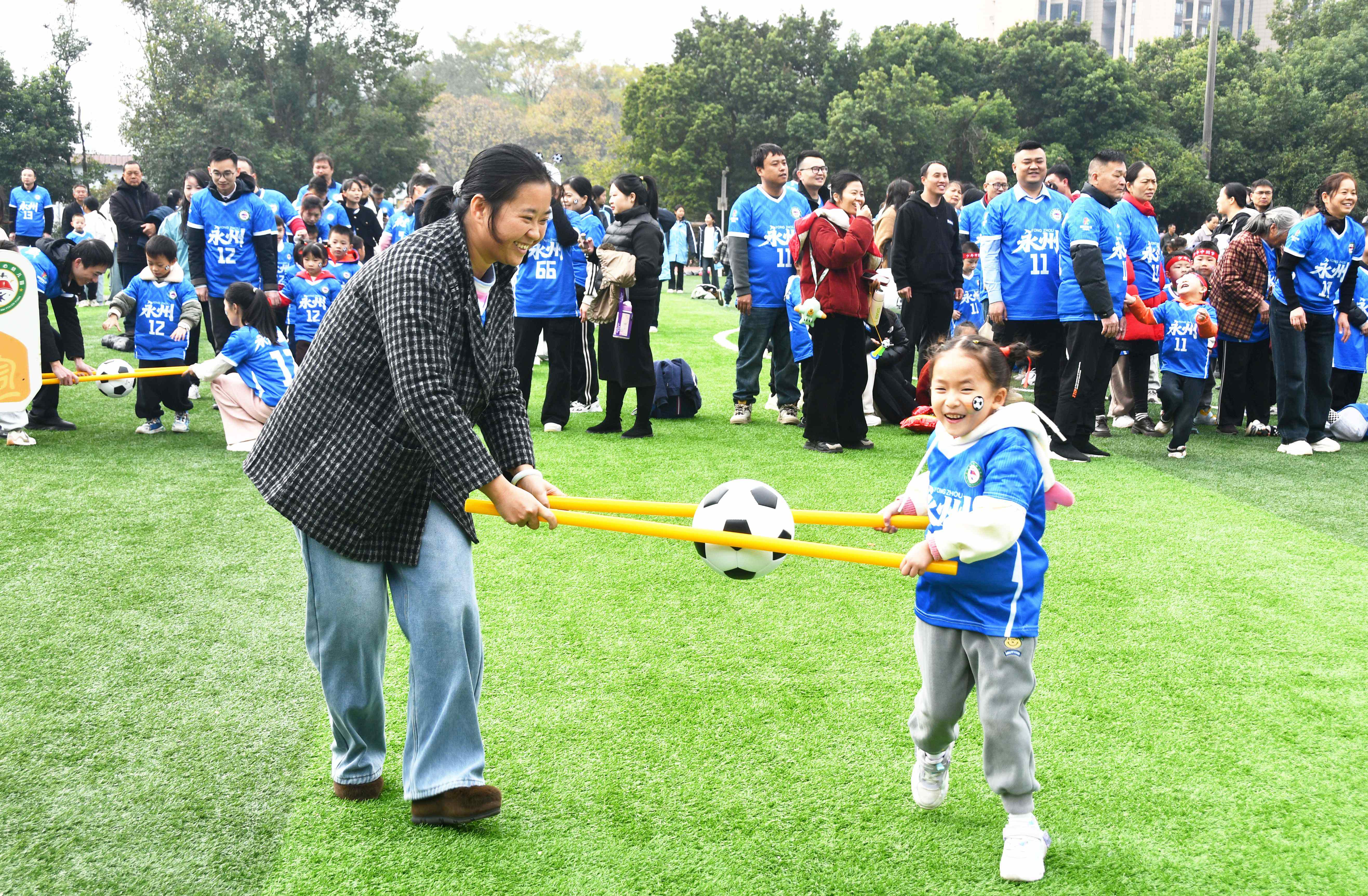 12月6日，湖南省永州市江永县中心幼儿园家长和孩子们在参加足球趣味运动。田如瑞摄 (5).JPG