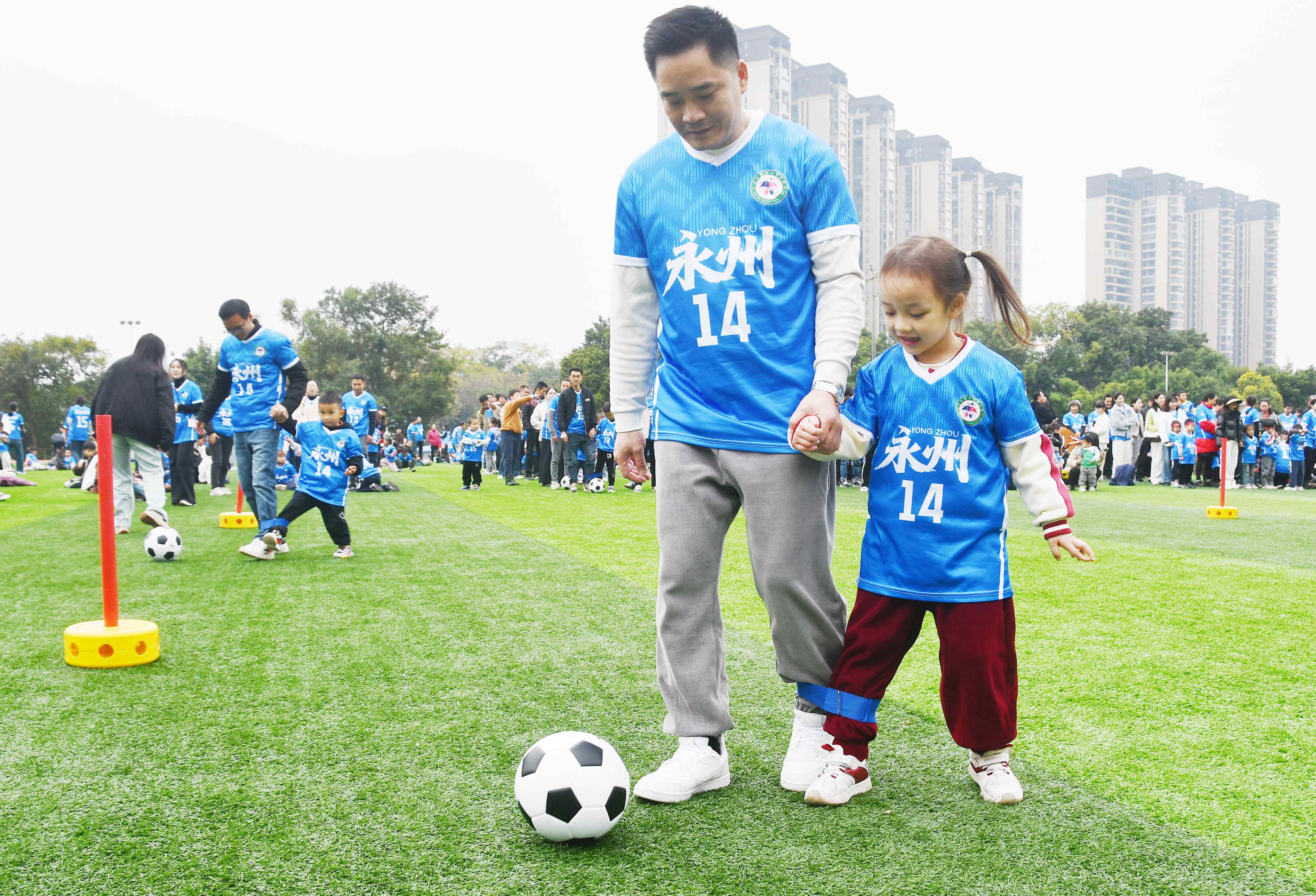 12月6日，湖南省永州市江永县中心幼儿园家长和孩子们在参加足球趣味运动。田如瑞摄 (6).JPG