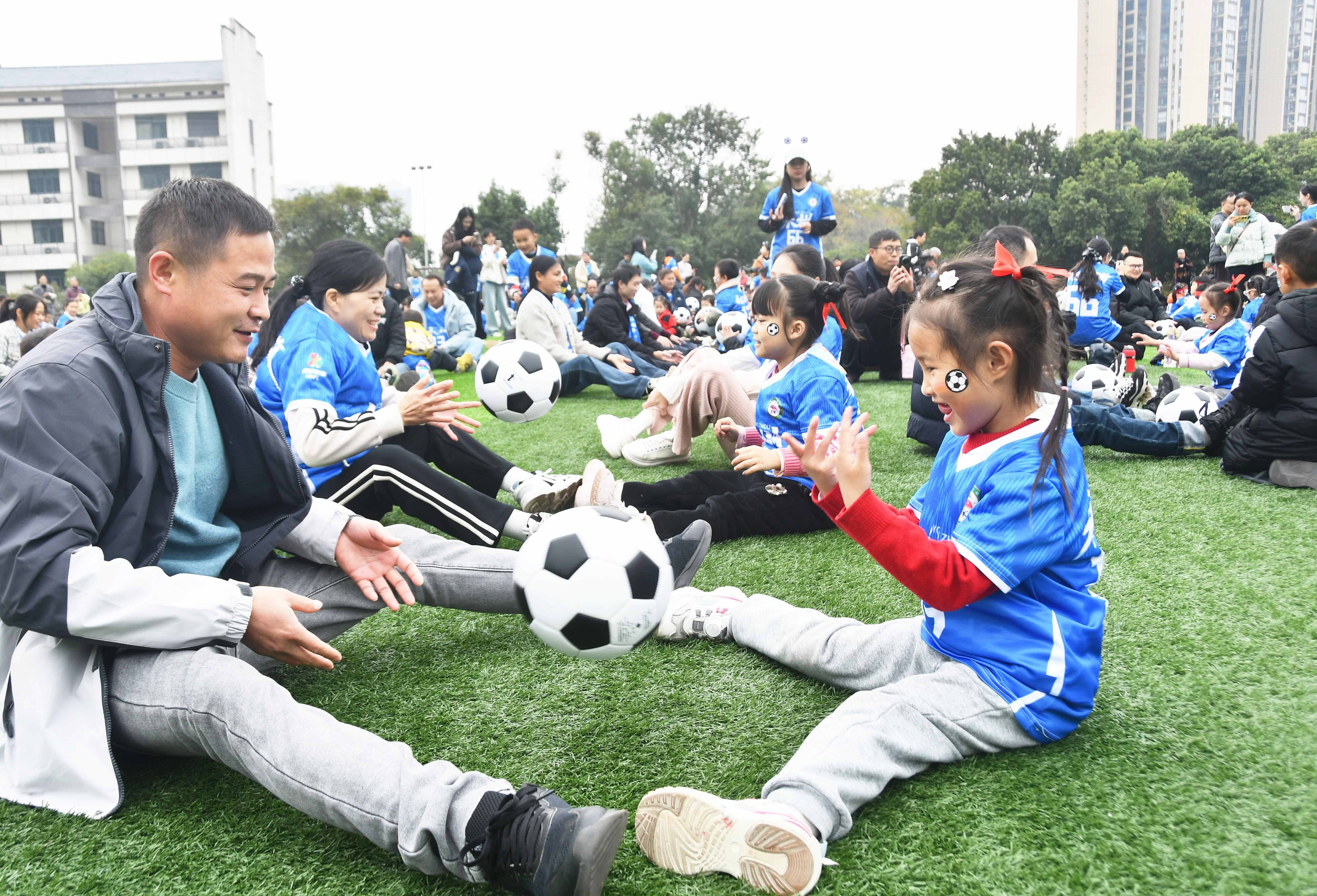 12月6日，湖南省永州市江永县中心幼儿园家长和孩子们在参加足球趣味运动。田如瑞摄 (4).JPG