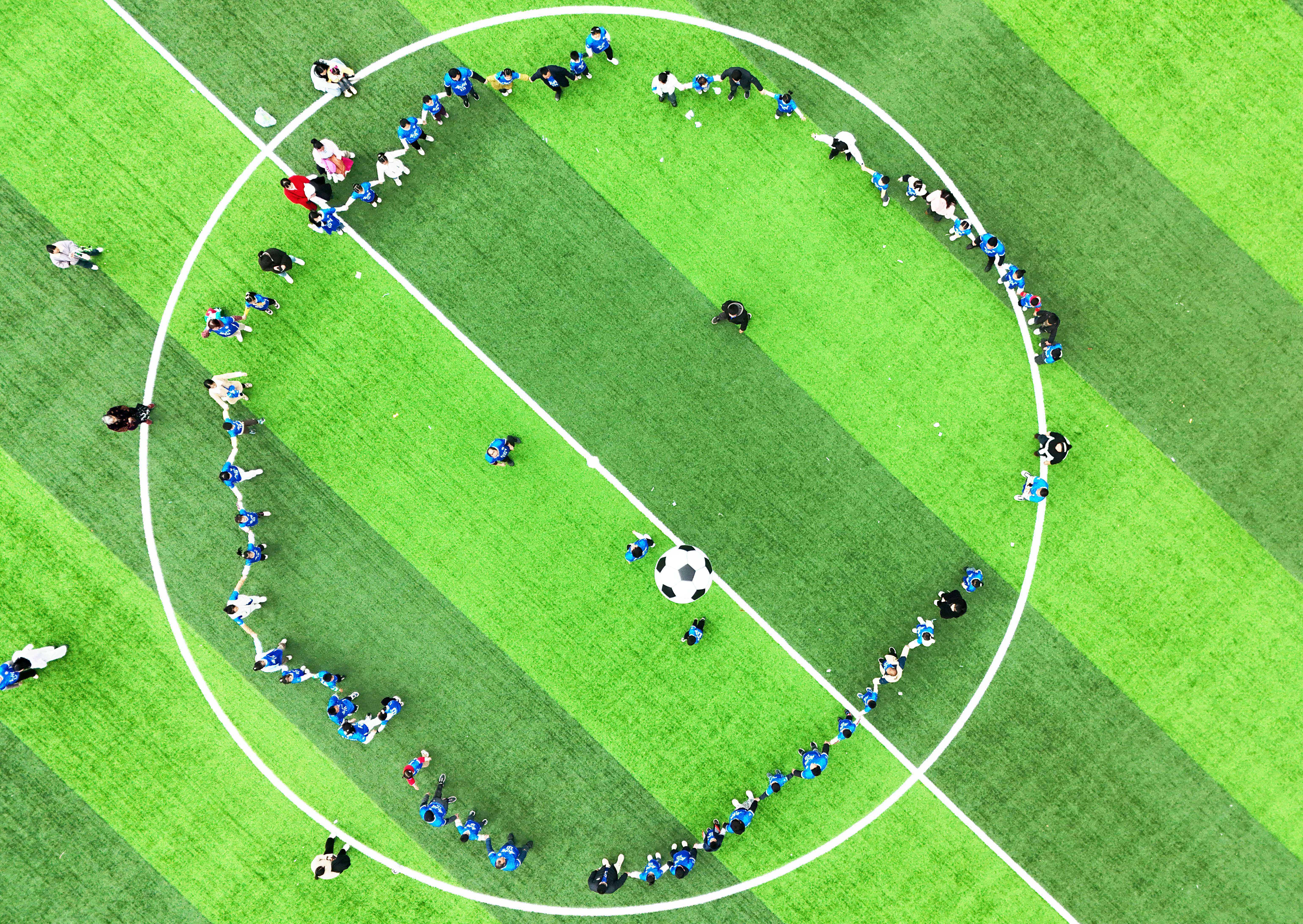 12月6日，湖南省永州市江永县中心幼儿园家长和孩子们在参加足球趣味运动。田如瑞摄 (3).JPG