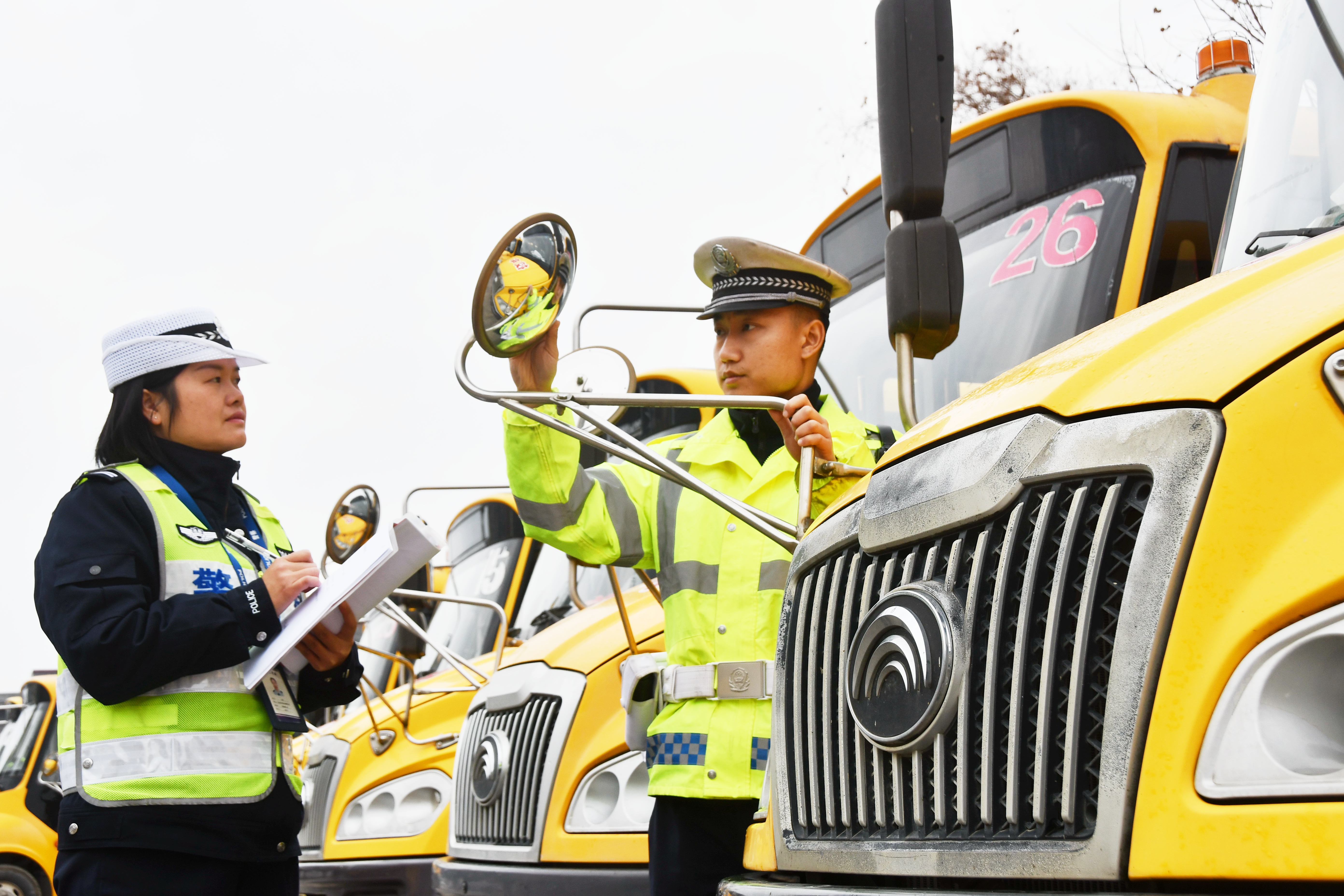 2月11日，交警在湖南省永州市江永县桃川镇镇一所学校检查校车车况。田如瑞摄 (12)[1].JPG