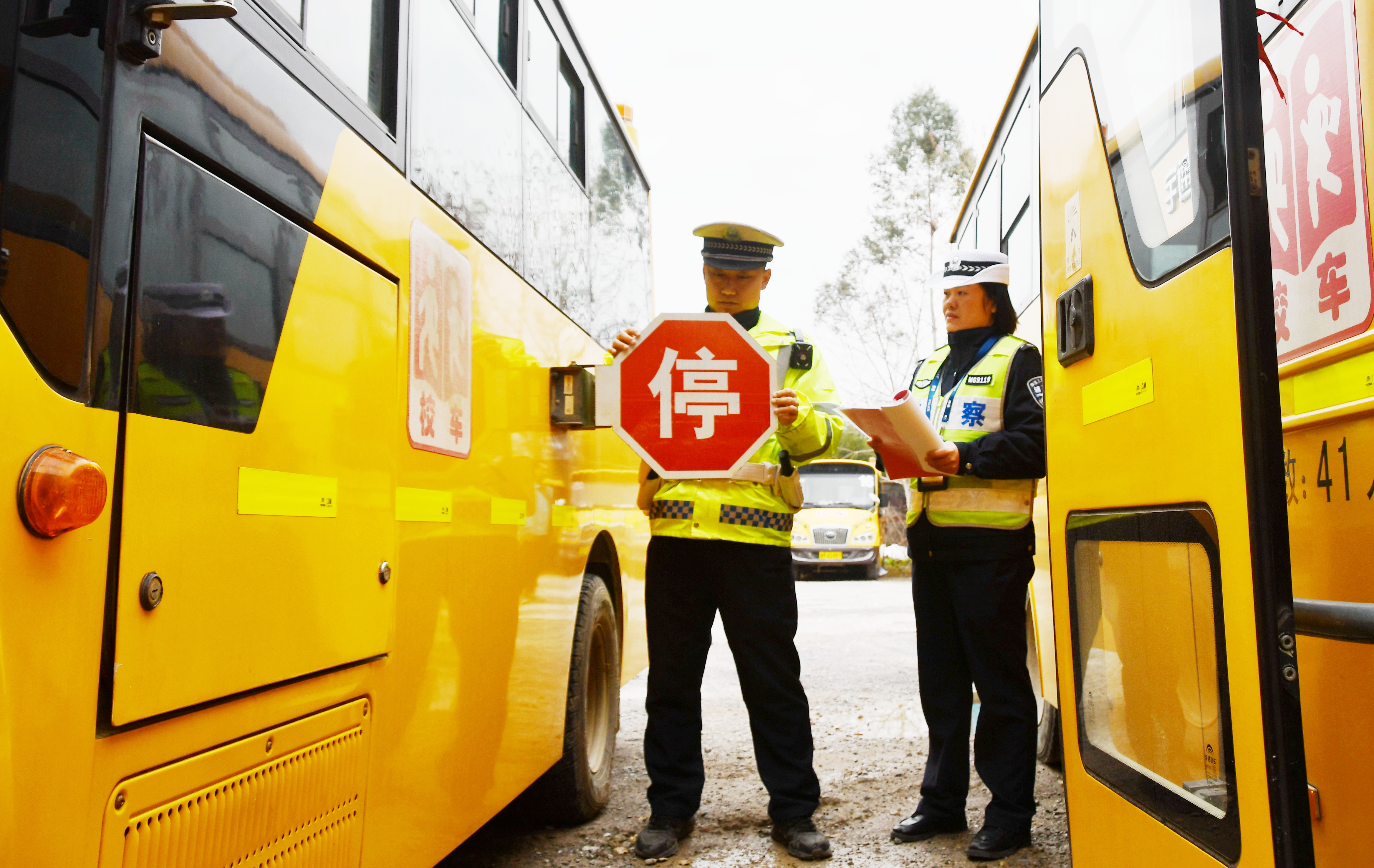 2月11日，交警在湖南省永州市江永县桃川镇镇一所学校检查校车车况。田如瑞摄 (4).JPG