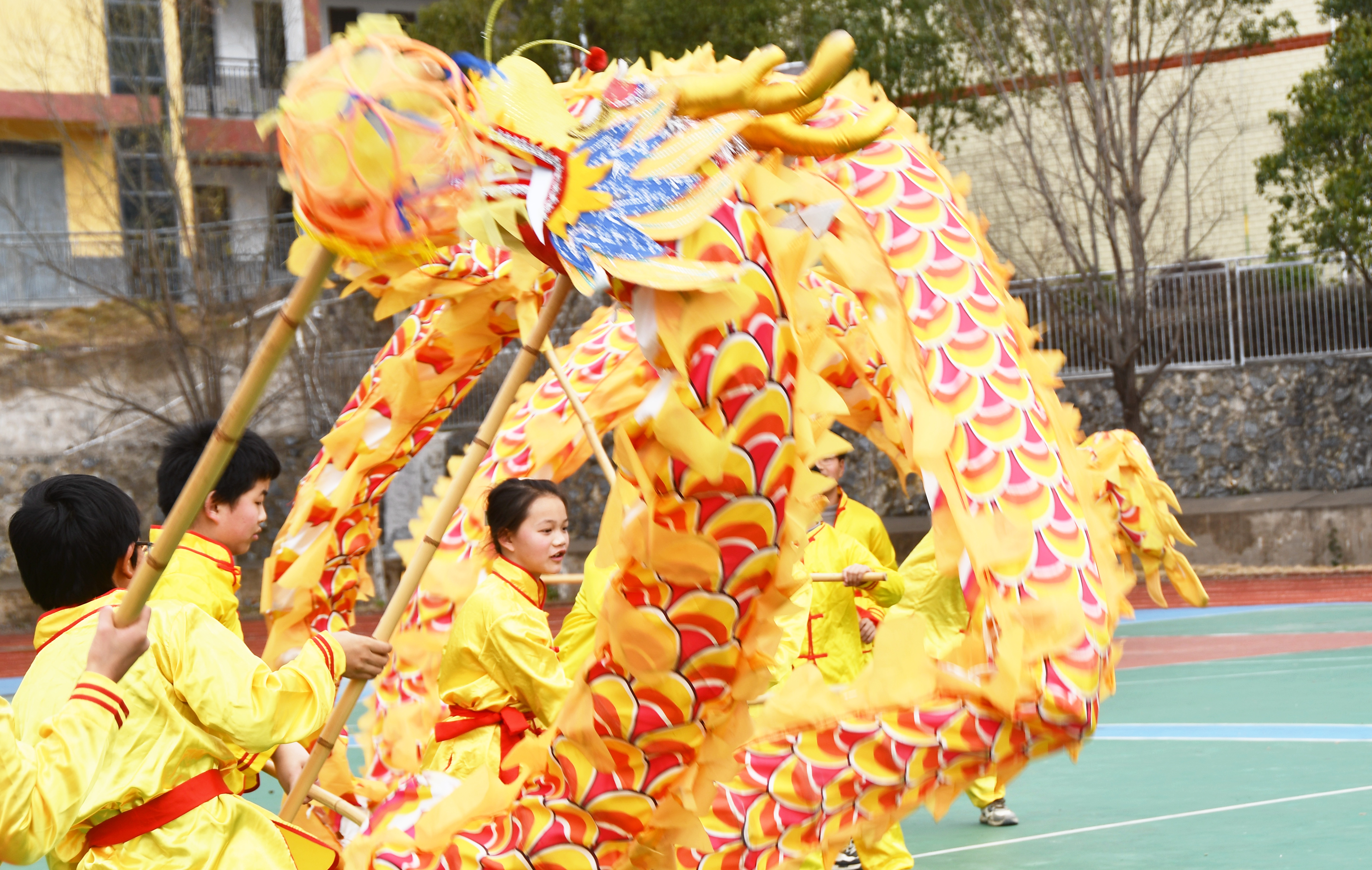 2月28日，湖南省永州市江永县松柏瑶族乡中心小学学生表演舞龙，迎接“二月二龙抬头”。田如瑞摄 (9).JPG