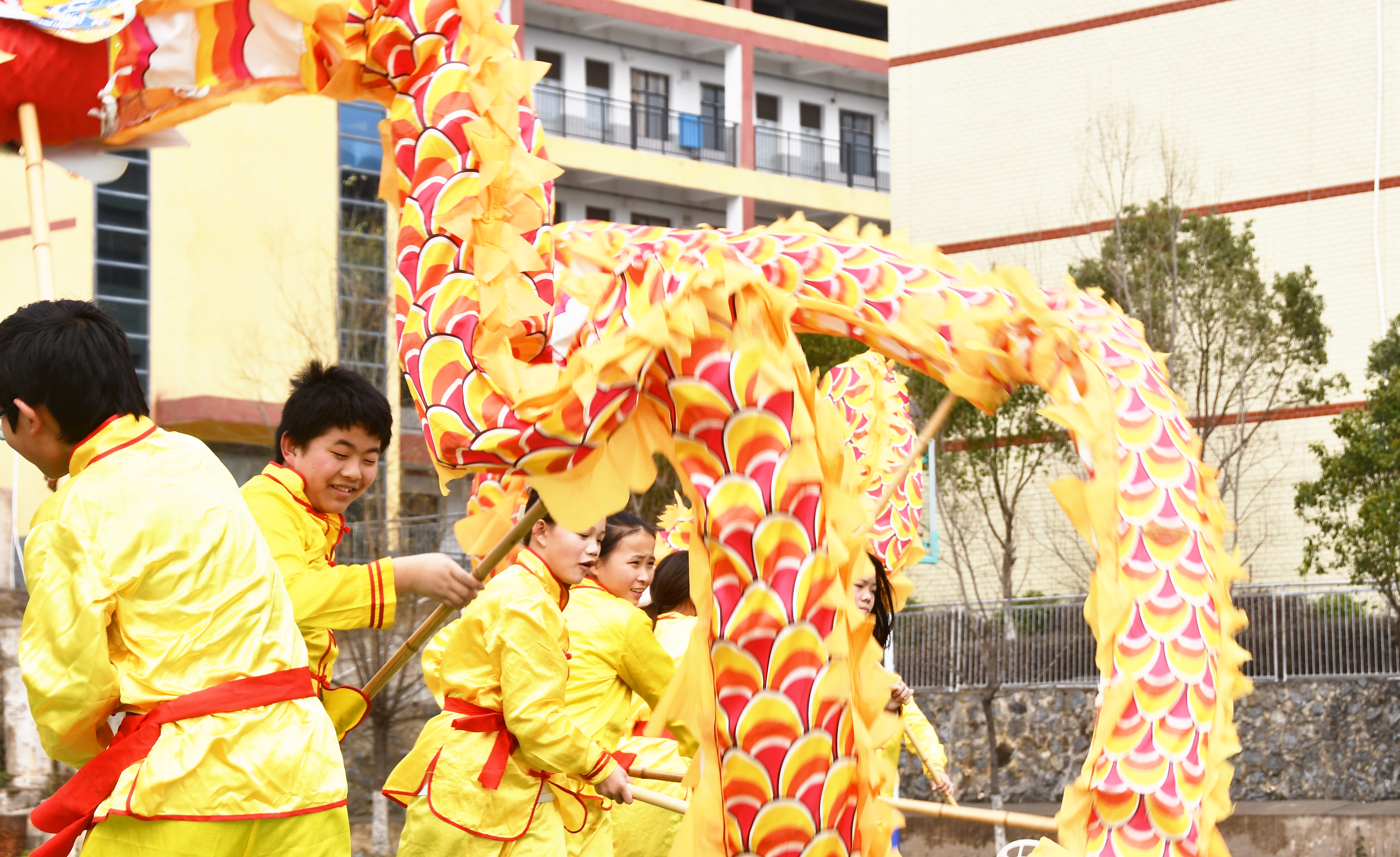 2月28日，湖南省永州市江永县松柏瑶族乡中心小学学生表演舞龙，迎接“二月二龙抬头”。田如瑞摄 (4).JPG