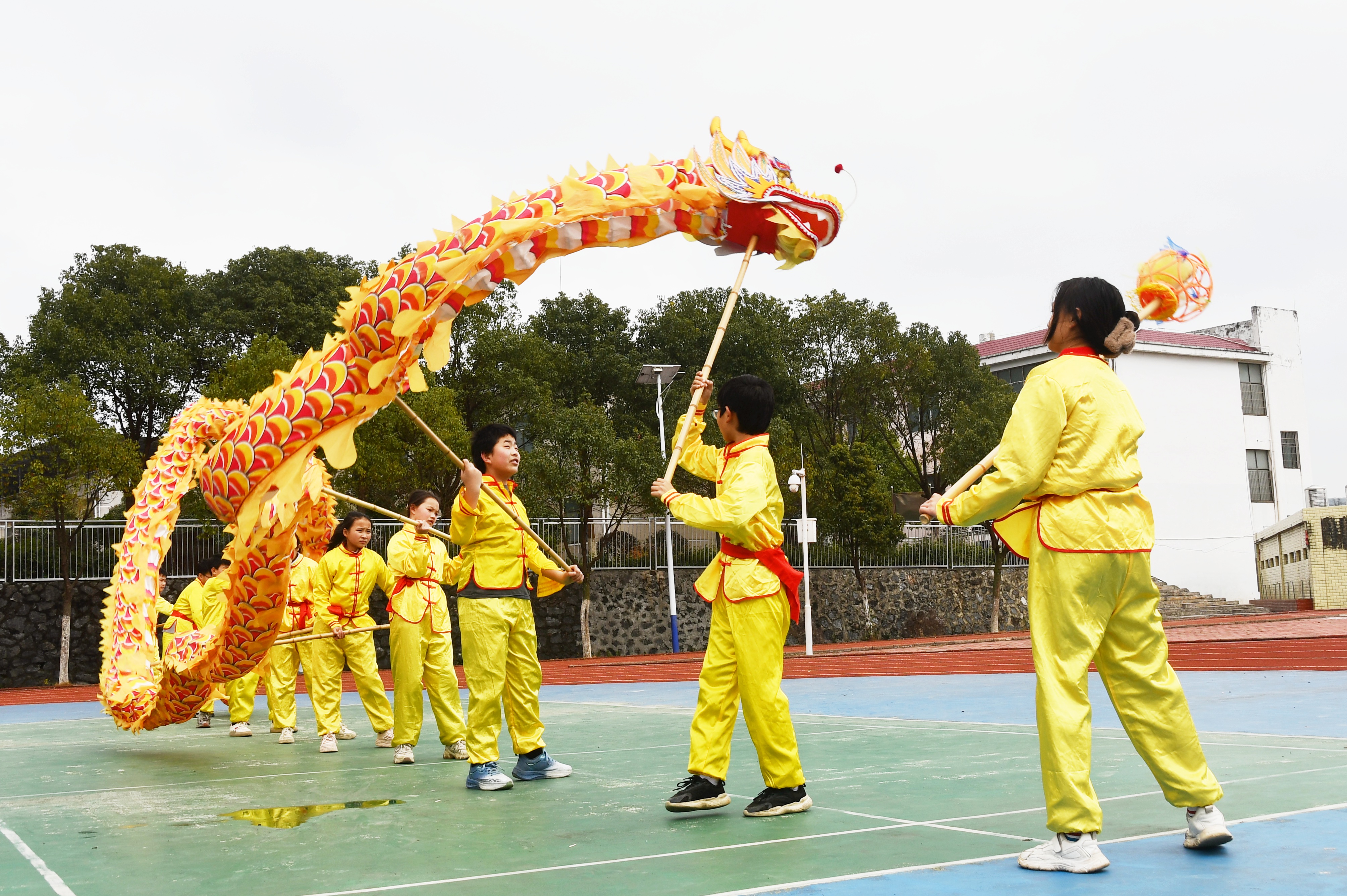 2月28日，湖南省永州市江永县松柏瑶族乡中心小学学生表演舞龙，迎接“二月二龙抬头”。田如瑞摄 (10).JPG