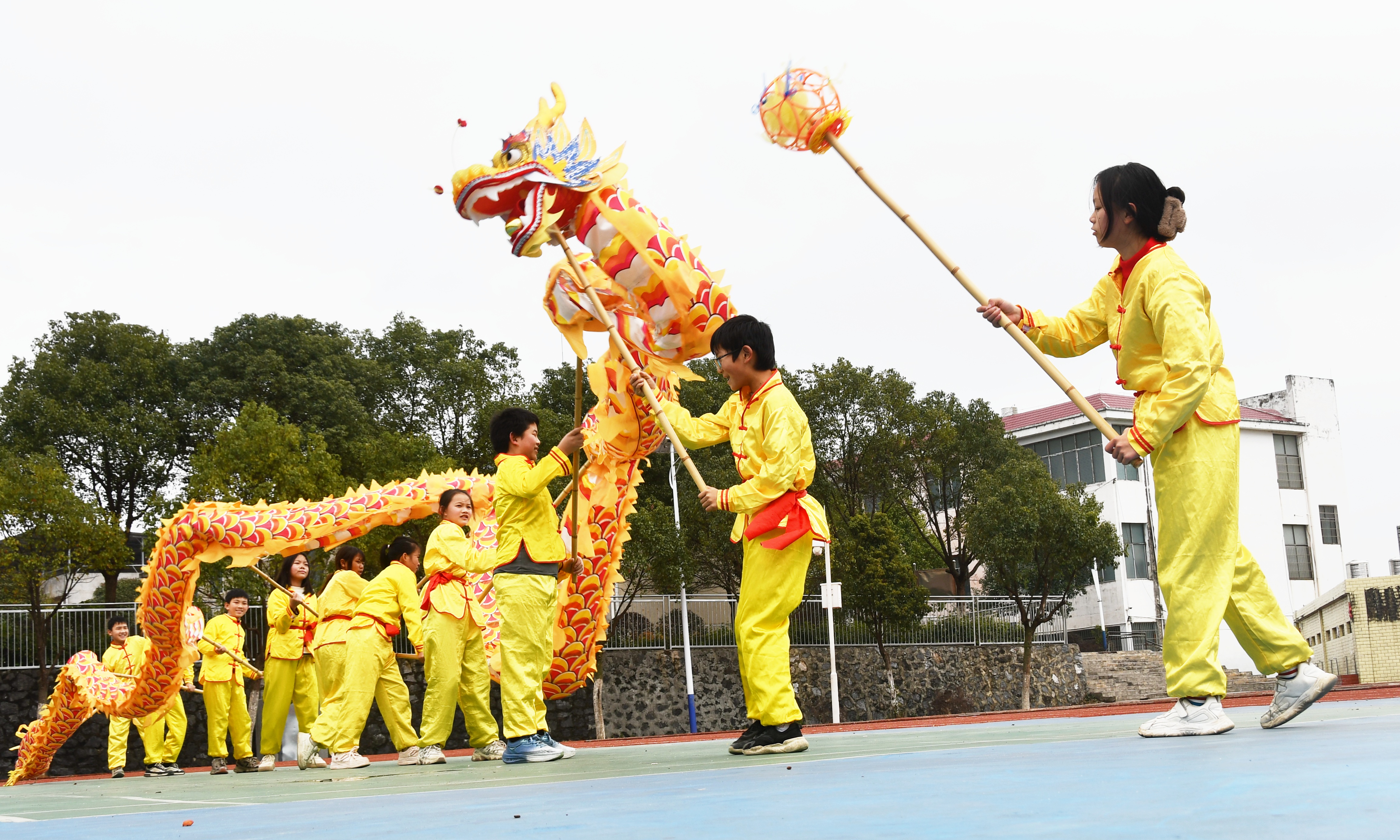 2月28日，湖南省永州市江永县松柏瑶族乡中心小学学生表演舞龙，迎接“二月二龙抬头”。田如瑞摄 (2).JPG