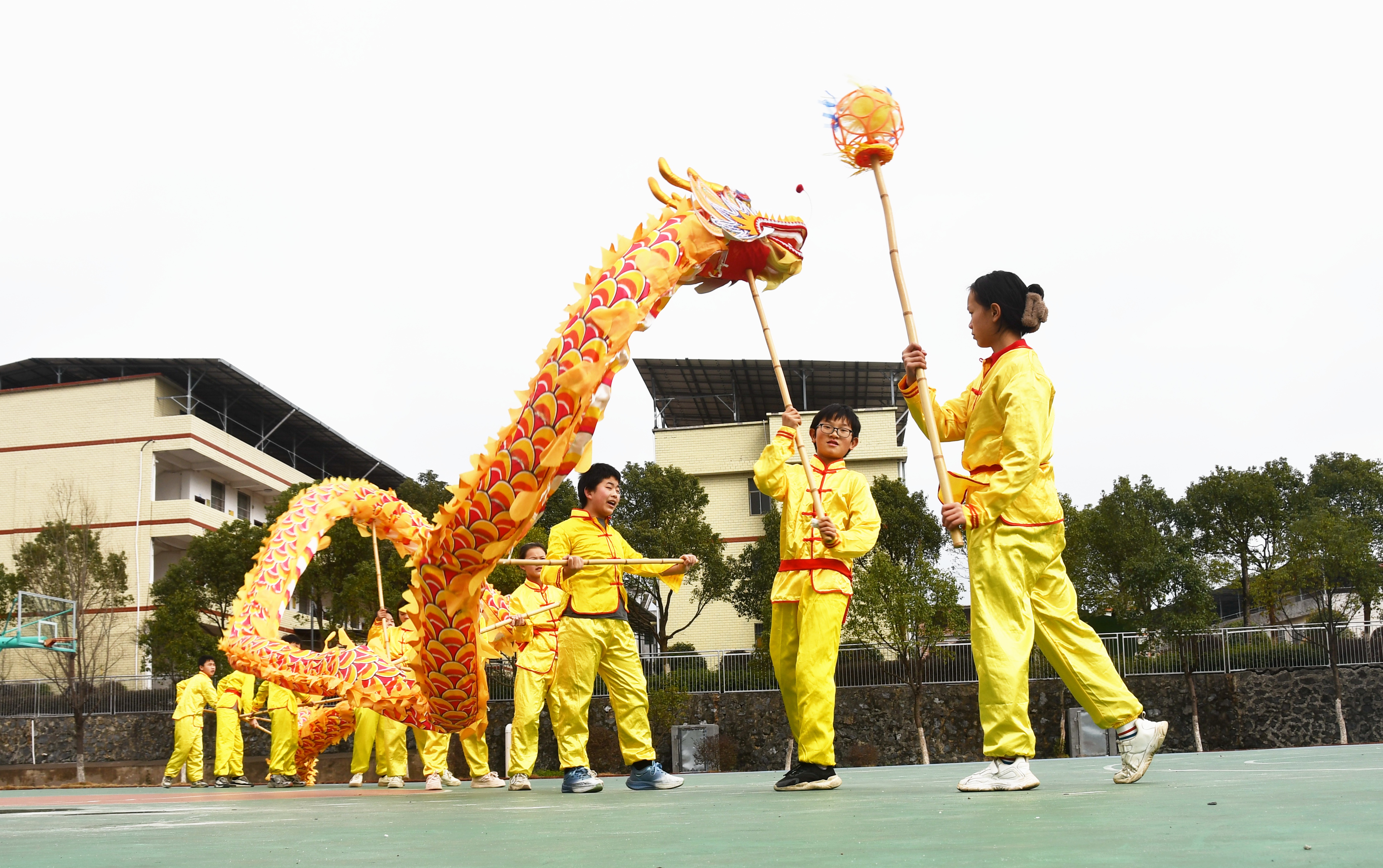 2月28日，湖南省永州市江永县松柏瑶族乡中心小学学生表演舞龙，迎接“二月二龙抬头”。田如瑞摄 (7).JPG