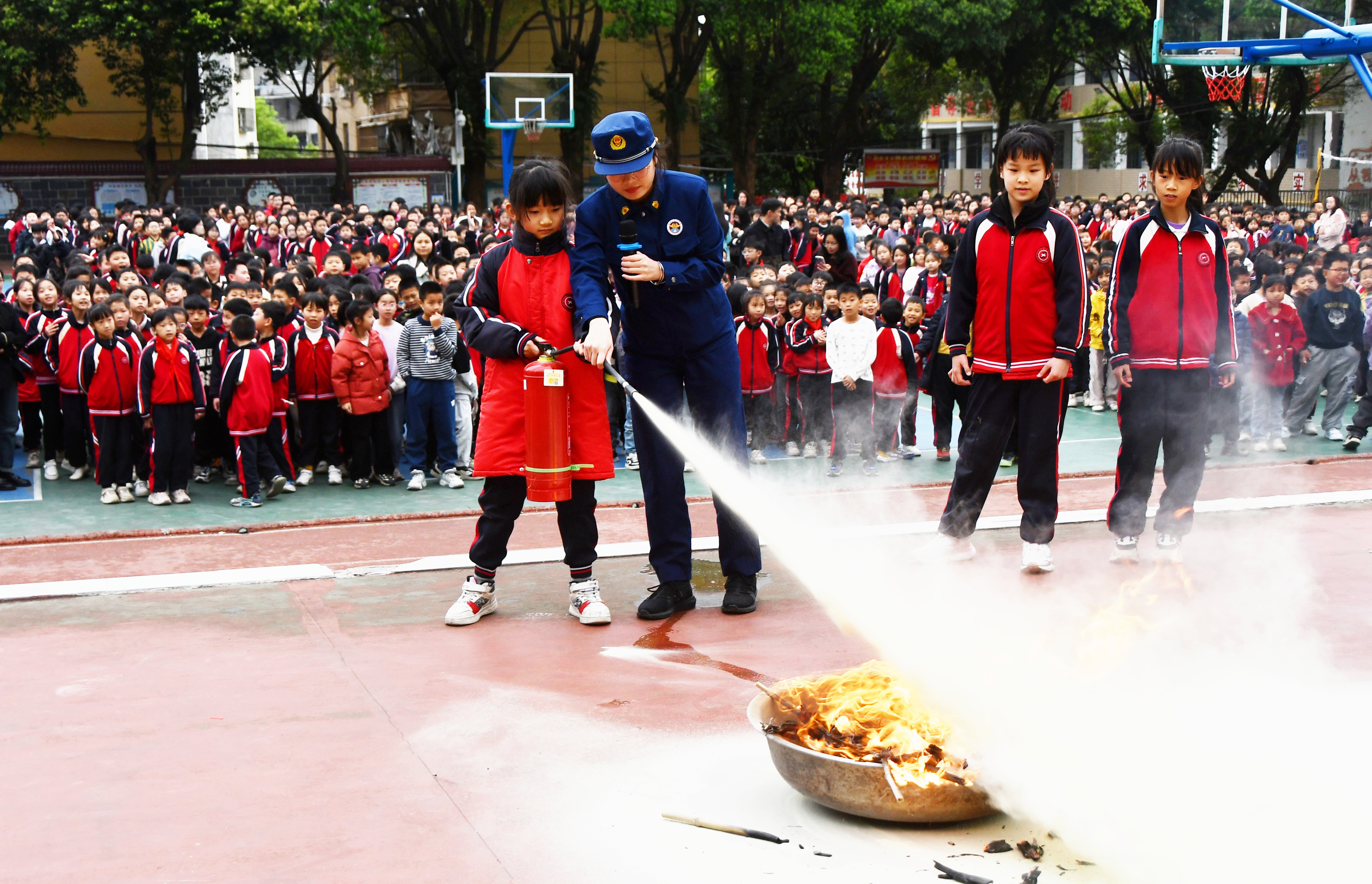 3月28日，湖南省永州市江永县实验小学，消防员在指导学生使用灭火器。田如瑞 摄 2 (1).JPG