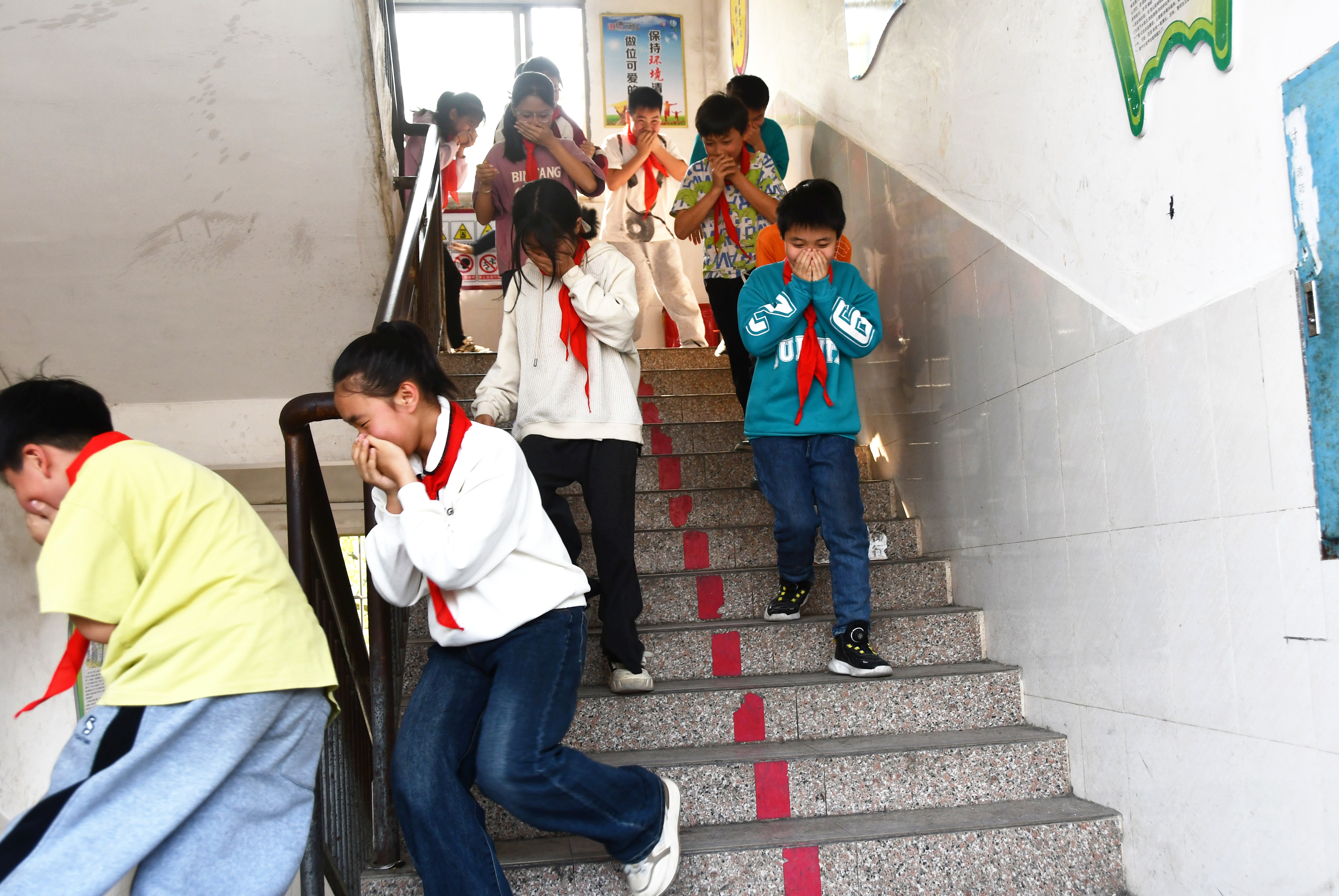 3月28日，湖南省永州市江永县桃川镇中心小学学生在进行消防应急逃生演练。田如瑞摄.JPG