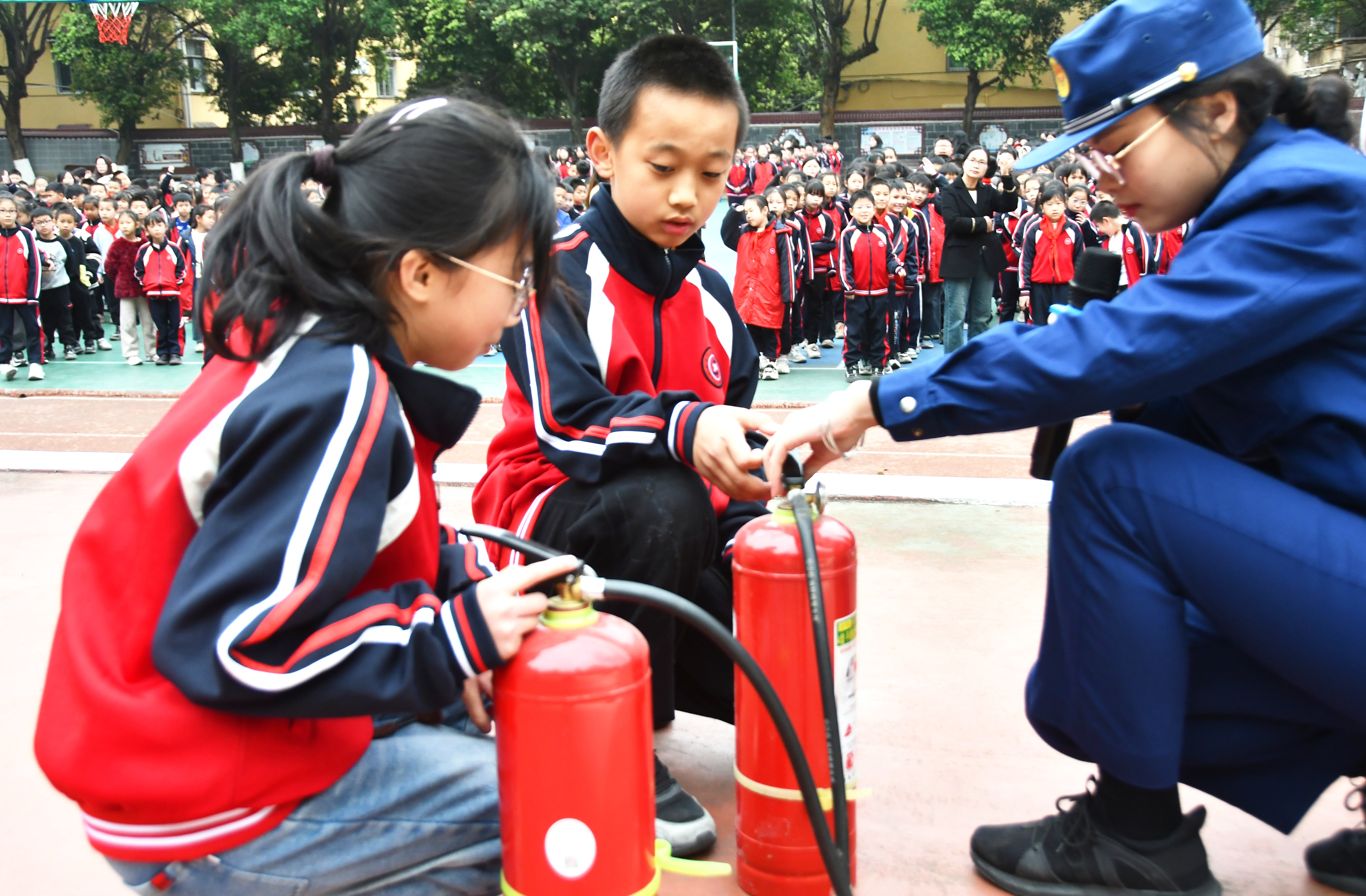 3月28日，湖南省永州市江永县实验小学，消防员在指导学生使用灭火器。田如瑞 摄 (1).JPG