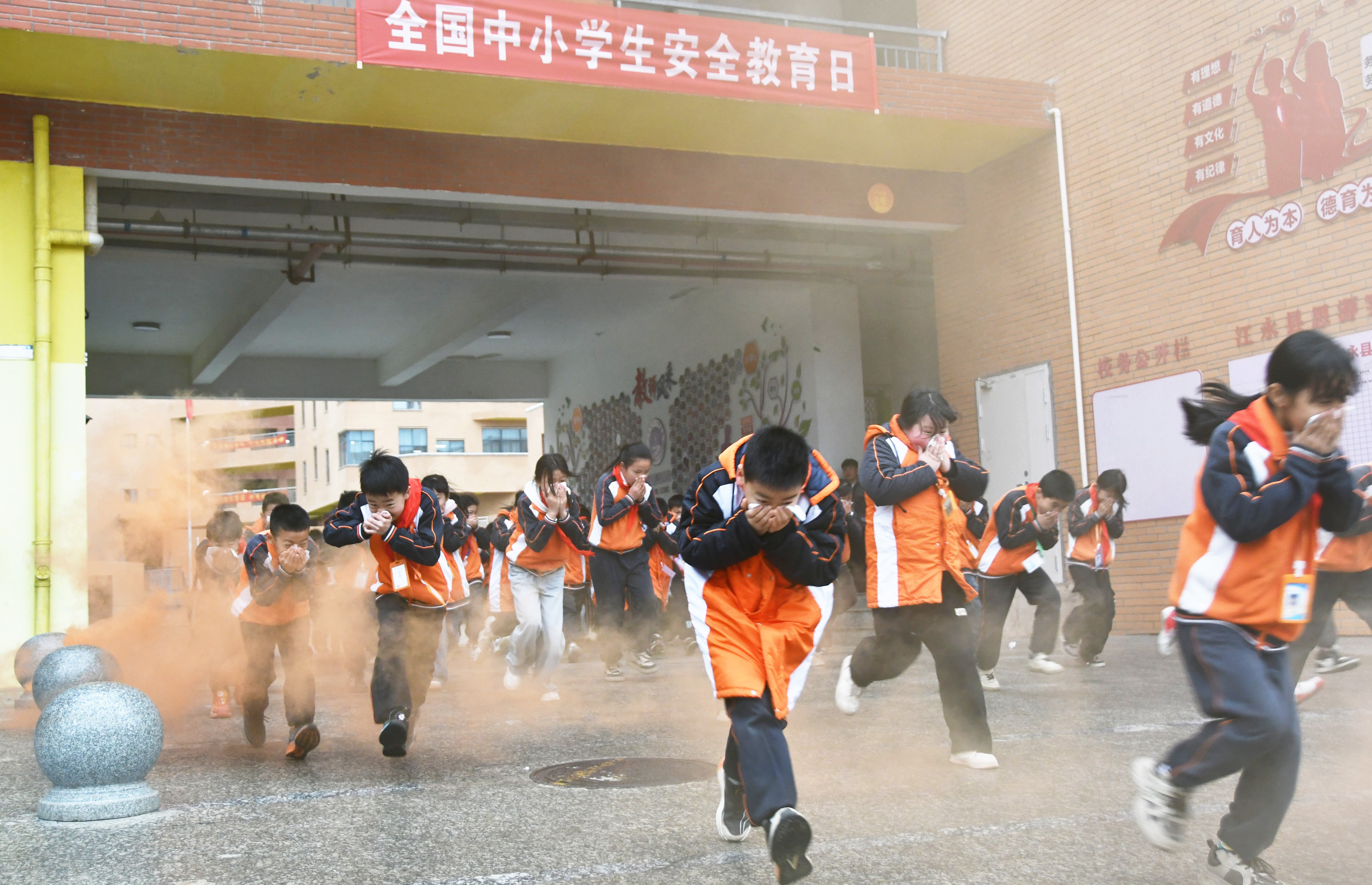 3月28日，湖南省永州市江永县思源实验学校，小学生在进行消防应急逃生演练。田如瑞摄 (5).JPG
