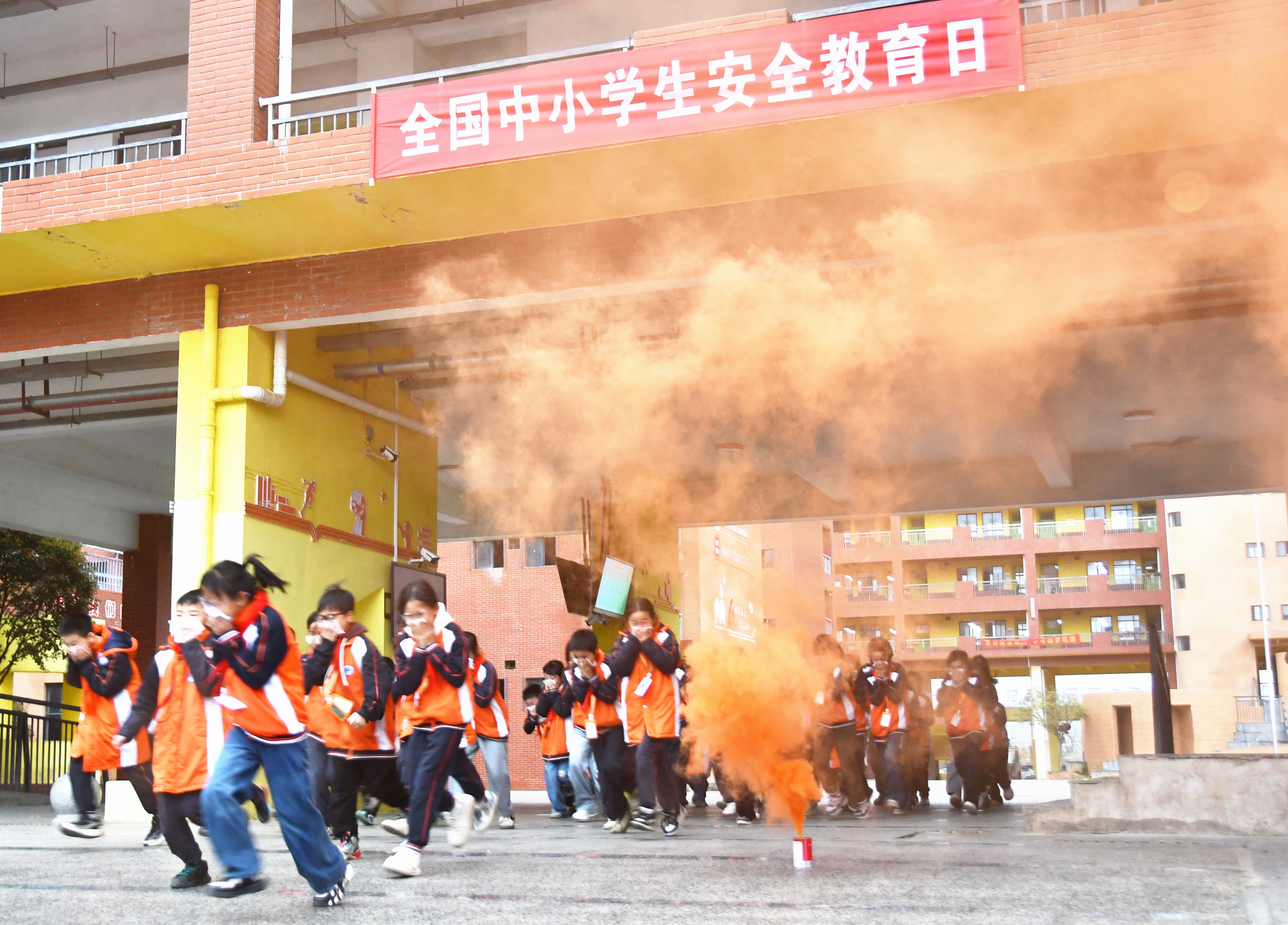 3月28日，湖南省永州市江永县思源实验学校，小学生在进行消防应急逃生演练。田如瑞摄.JPG