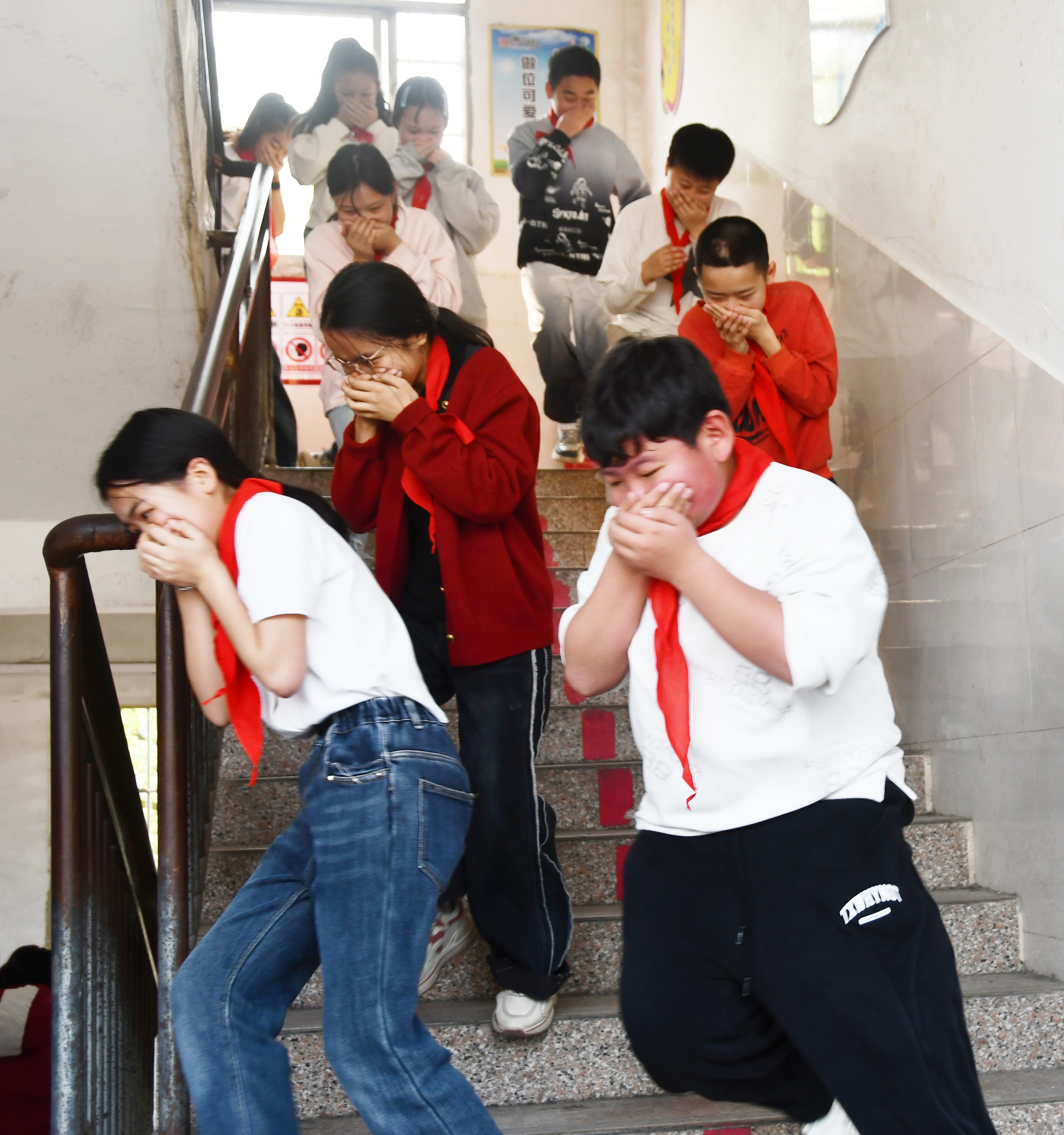 3月28日，湖南省永州市江永县桃川镇中心小学学生在进行消防应急逃生演练。田如瑞摄 (1).JPG