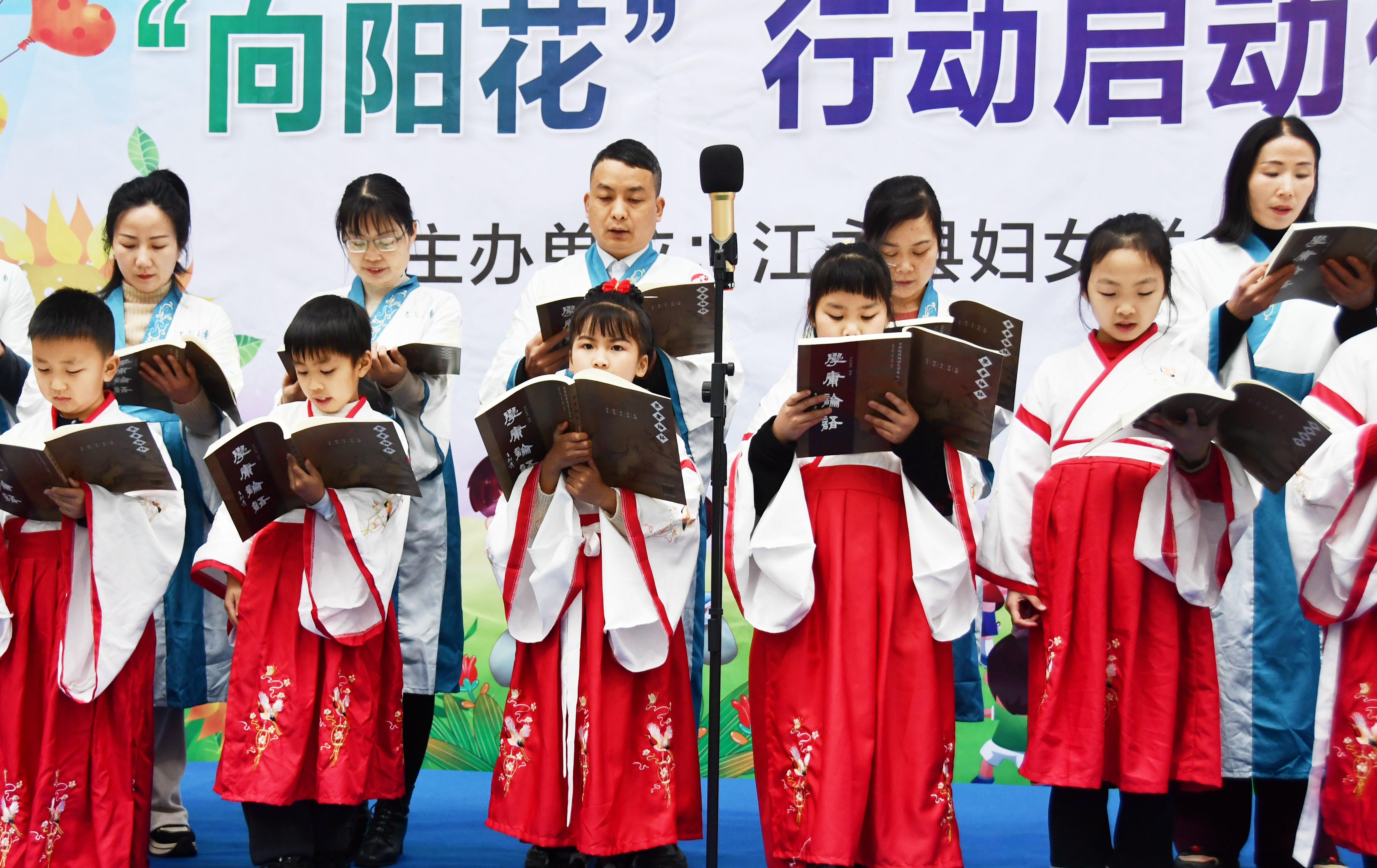 3月8日，湖南省永州市江永县潇浦镇芙蓉学校，家长和孩子们诵读《论语》。田如瑞摄3.JPG