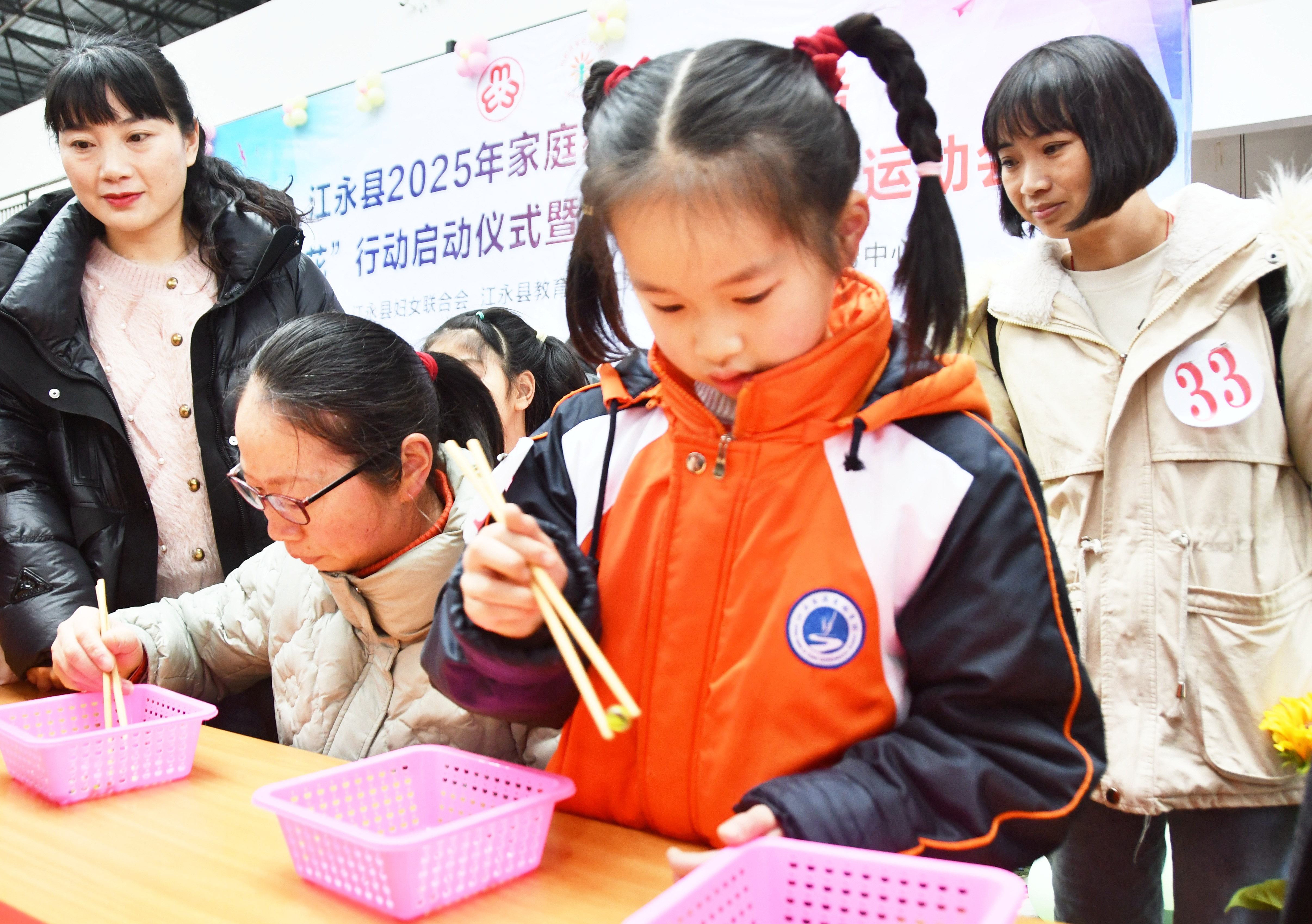 3月8日，湖南省永州市江永县潇浦镇芙蓉学校，孩子们在进行抢凳子趣味活动比赛。田如瑞摄 (3).JPG