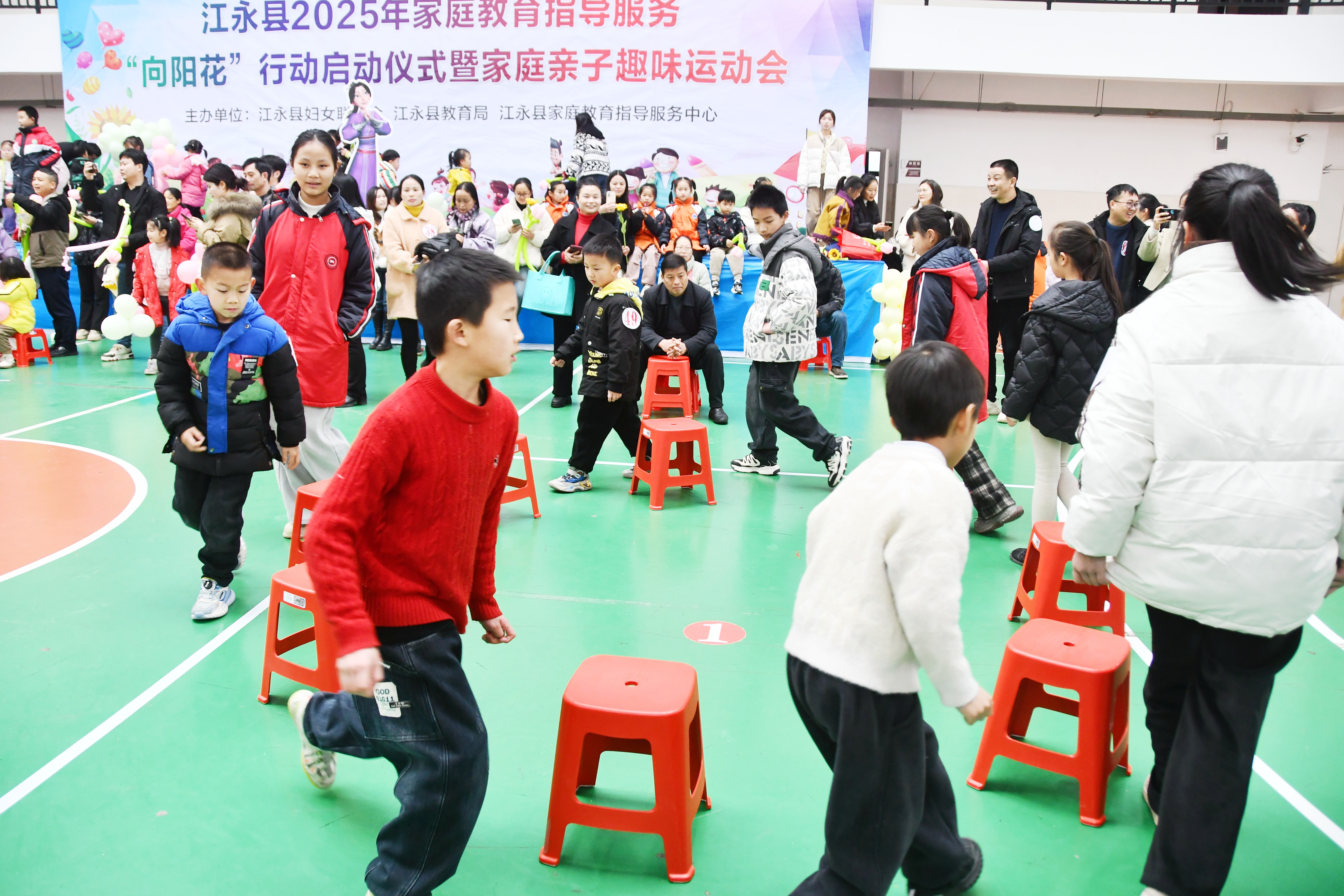 3月8日，湖南省永州市江永县潇浦镇芙蓉学校，家长和孩子们在进行抢凳子趣味活动比赛。田如瑞摄 (2).JPG