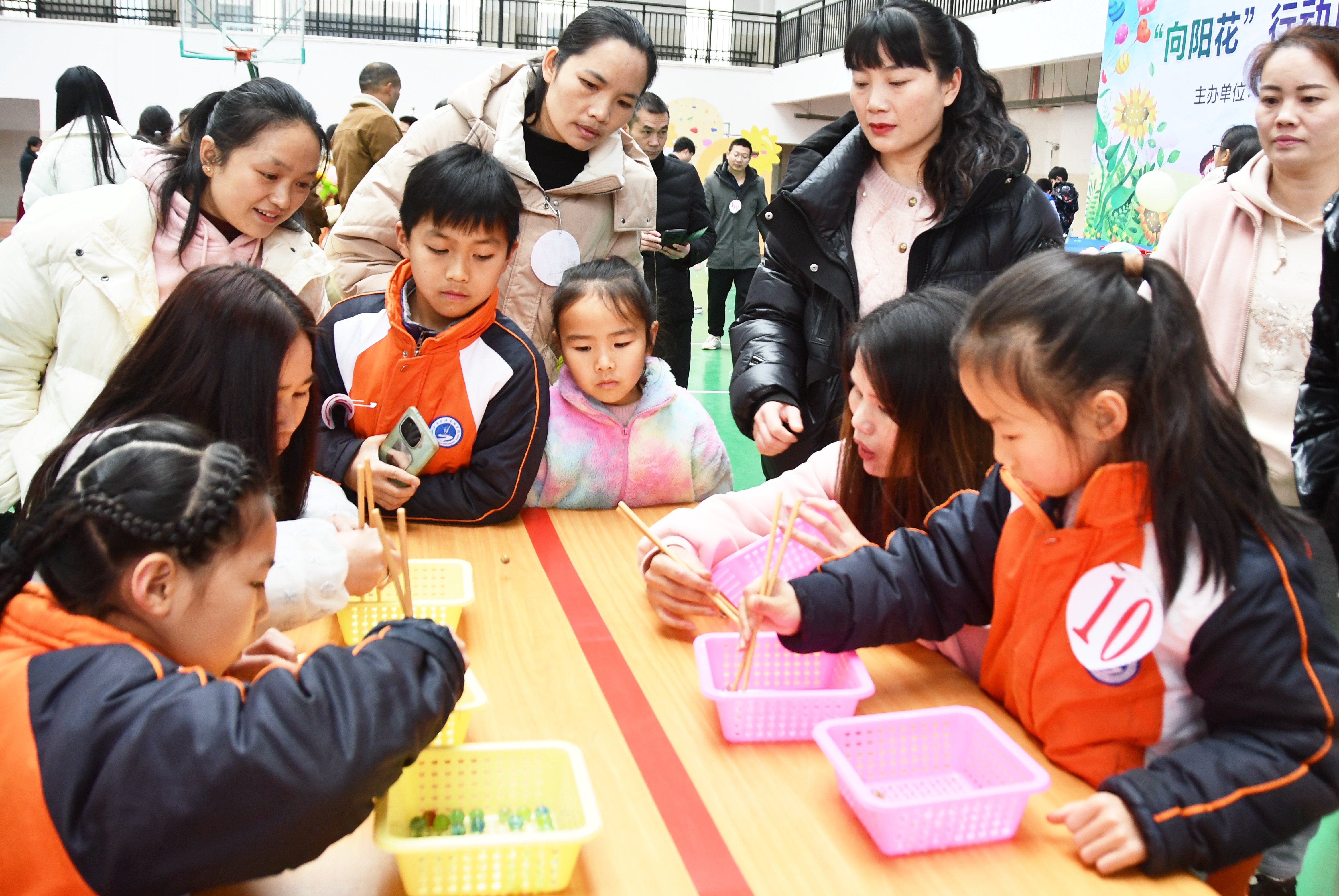 3月8日，湖南省永州市江永县潇浦镇芙蓉学校，孩子们在进行抢凳子趣味活动比赛。田如瑞摄 (6).JPG