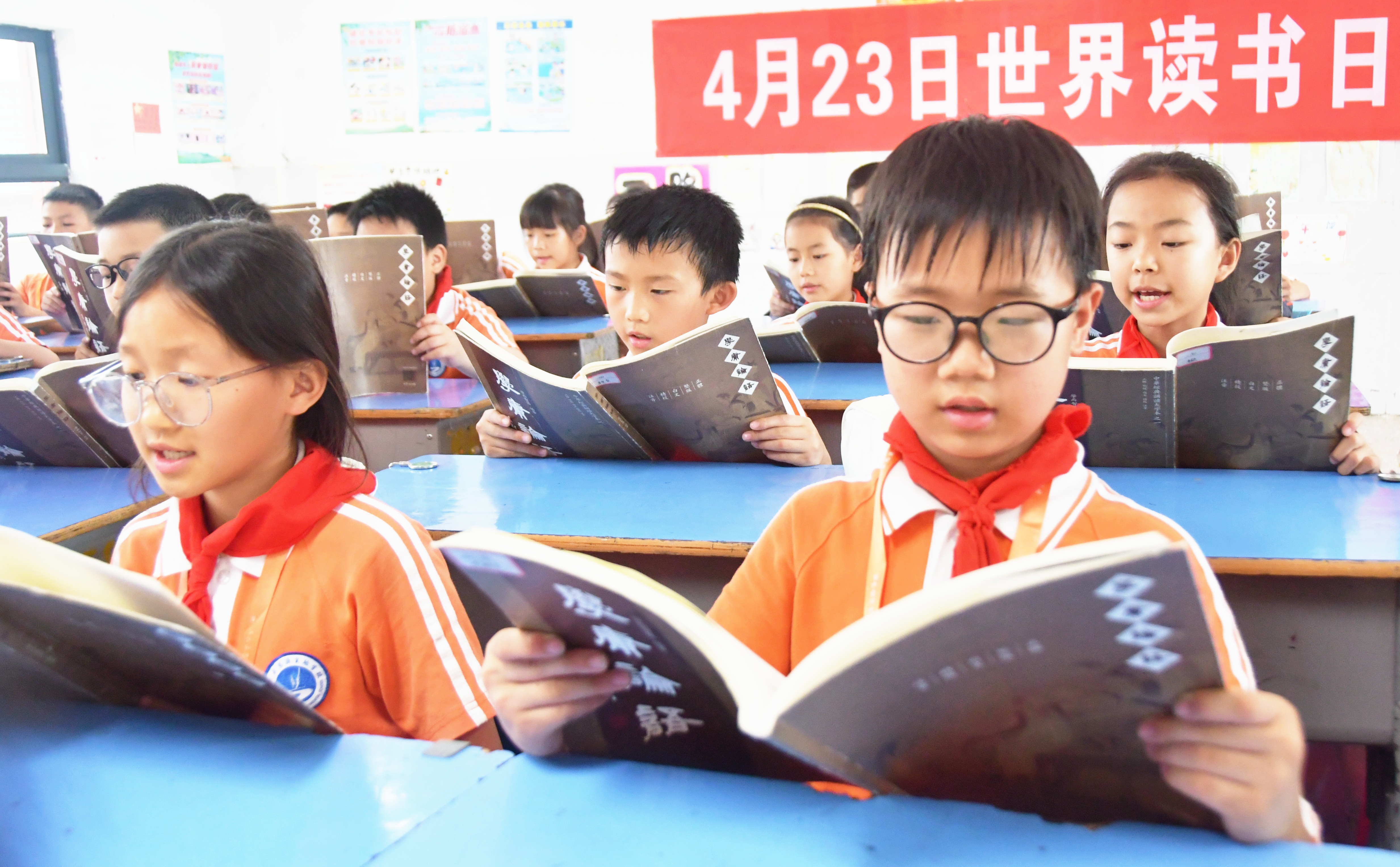 4月23日，湖南省永州市江永县思源实验学校小学生在诵读《论语》。田如瑞摄 3.JPG