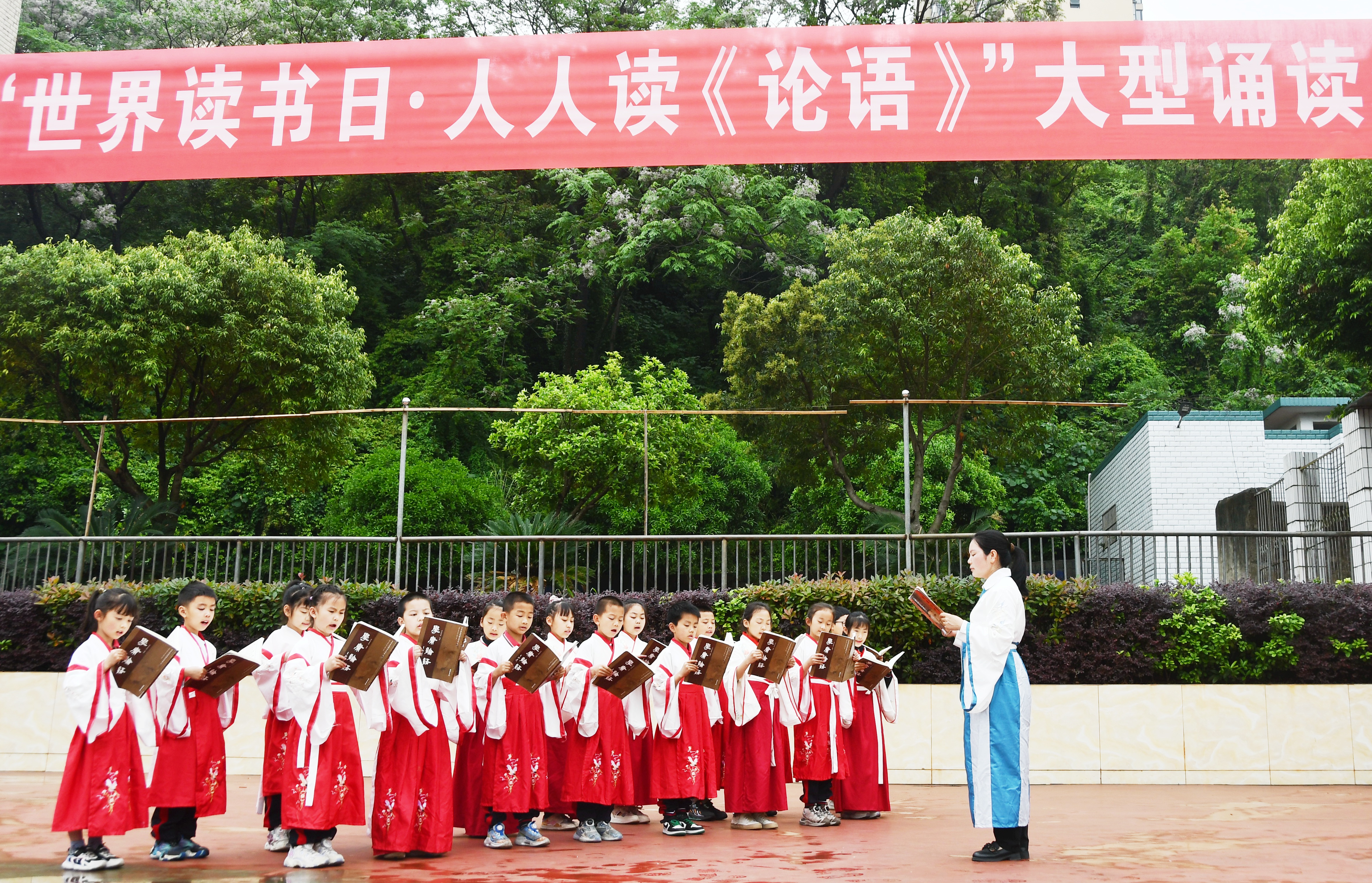4月23日，湖南省永州市江永县实验小学学生在诵读《论语》。田如瑞摄2.JPG