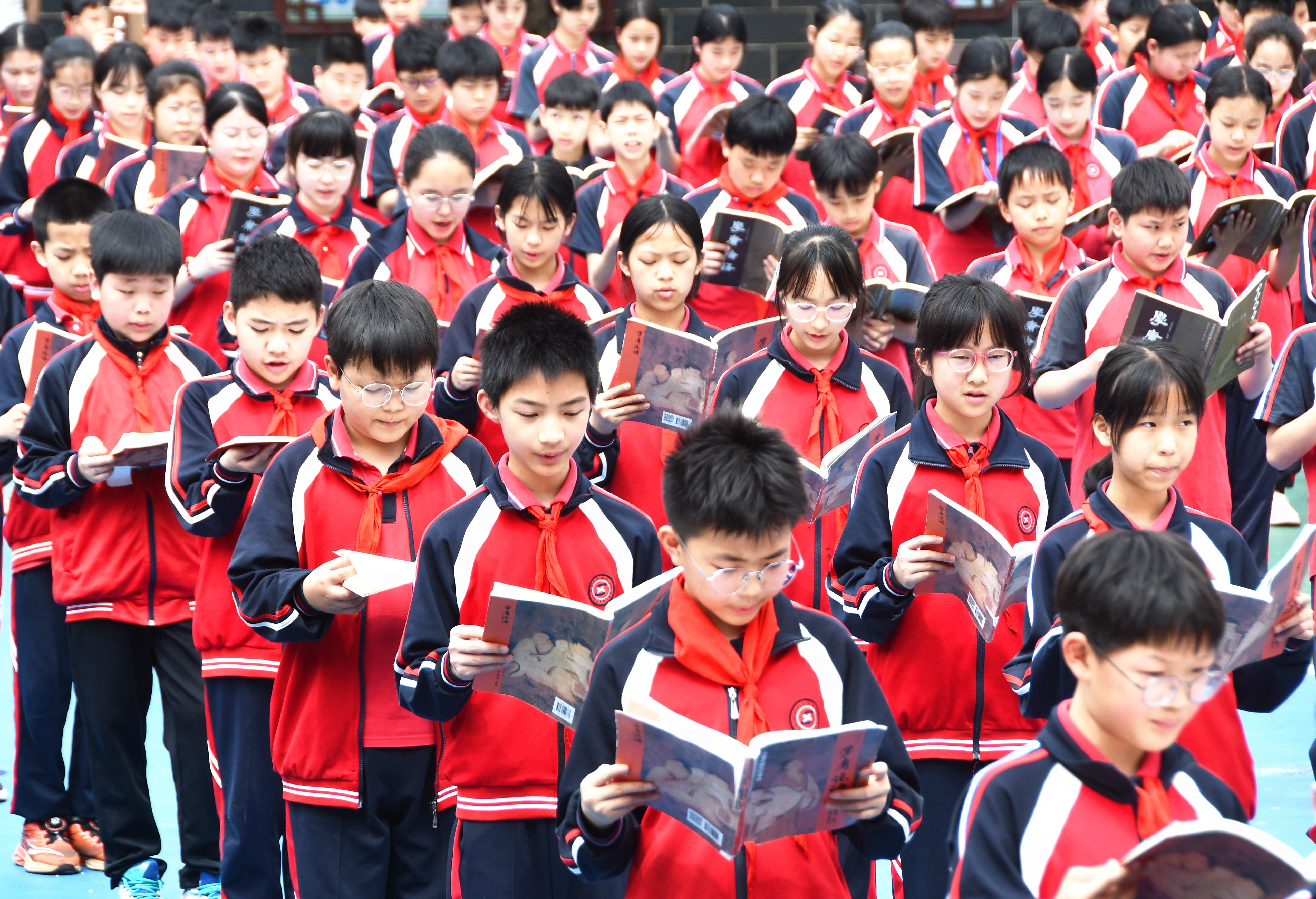 4月23日，湖南省永州市江永县实验小学学生在诵读《论语》。田如瑞摄 3.JPG
