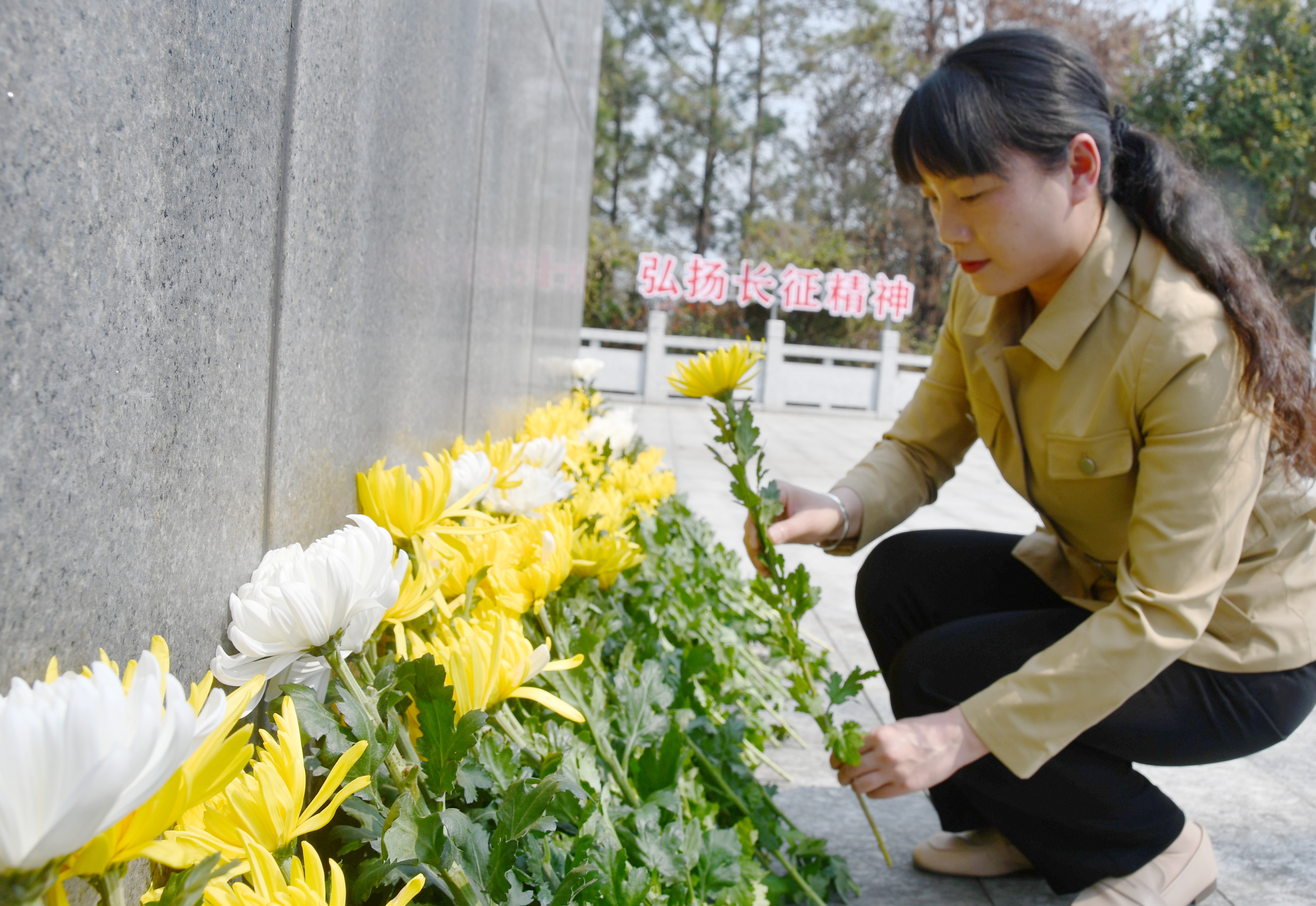 4月3日，湖南省永州市江永县思源实验学校教师在红军长征革命烈士陵园向英烈敬献鲜花。田如瑞摄5.JPG