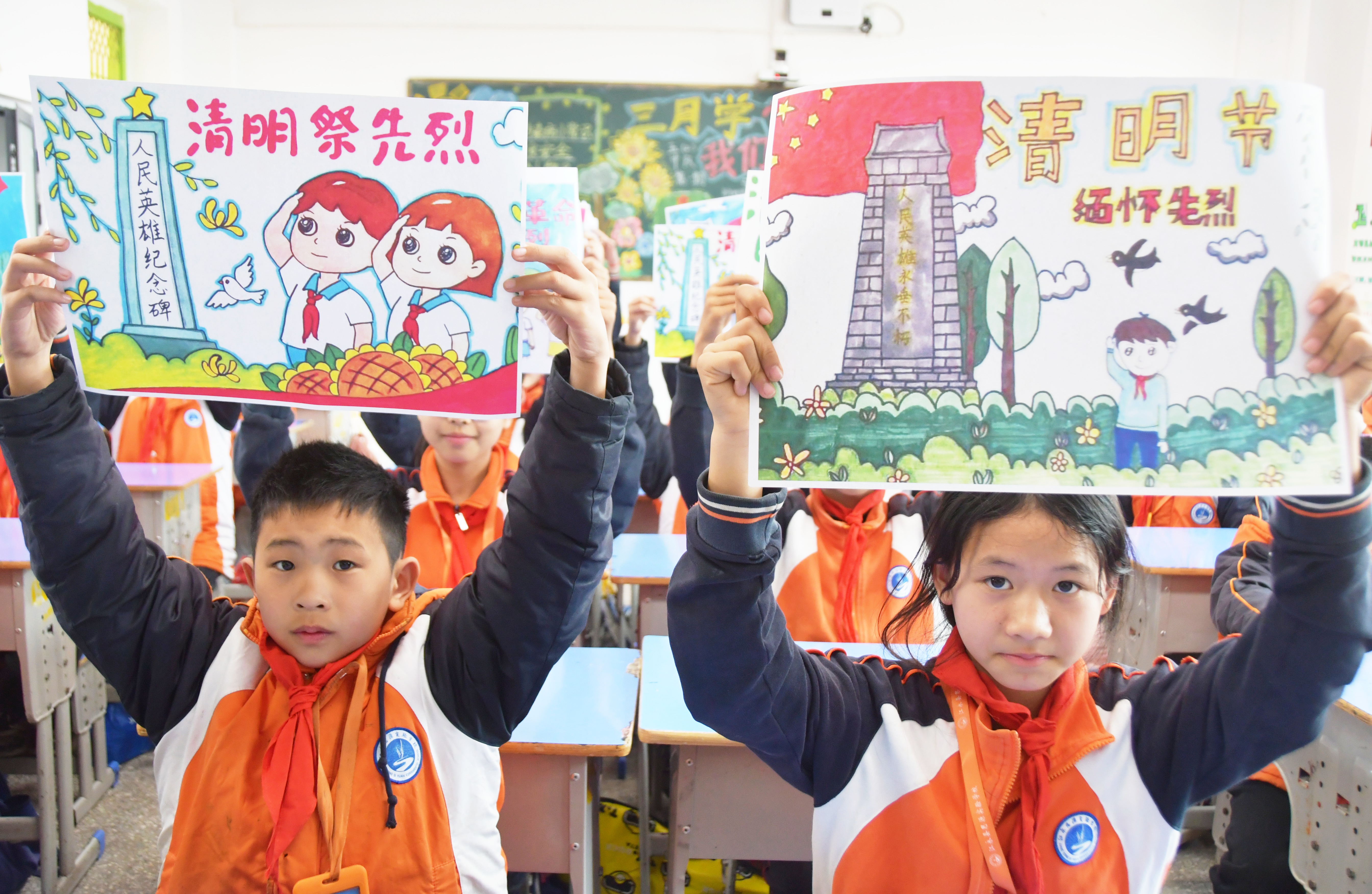 4月3日，湖南省永州市江永县思源实验学校小学生在展示“清明祭先烈 厚植爱国情”主题绘画作品。田如瑞摄1.JPG