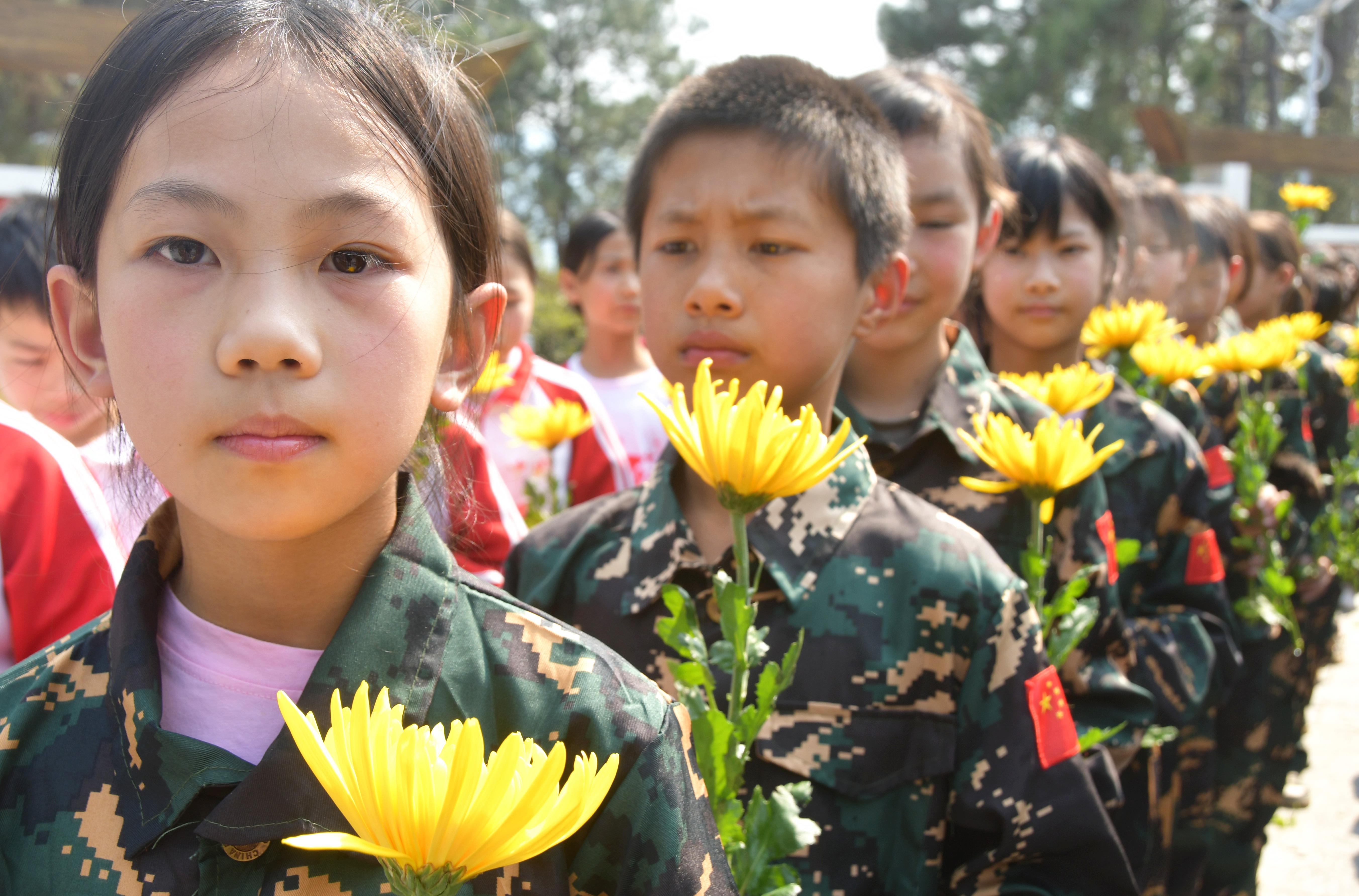 4月1日，湖南省永州市江永县松柏瑶族乡中心小学的学生们来到红军长征三峰山烈士陵园缅怀先烈。田如瑞摄1.JPG