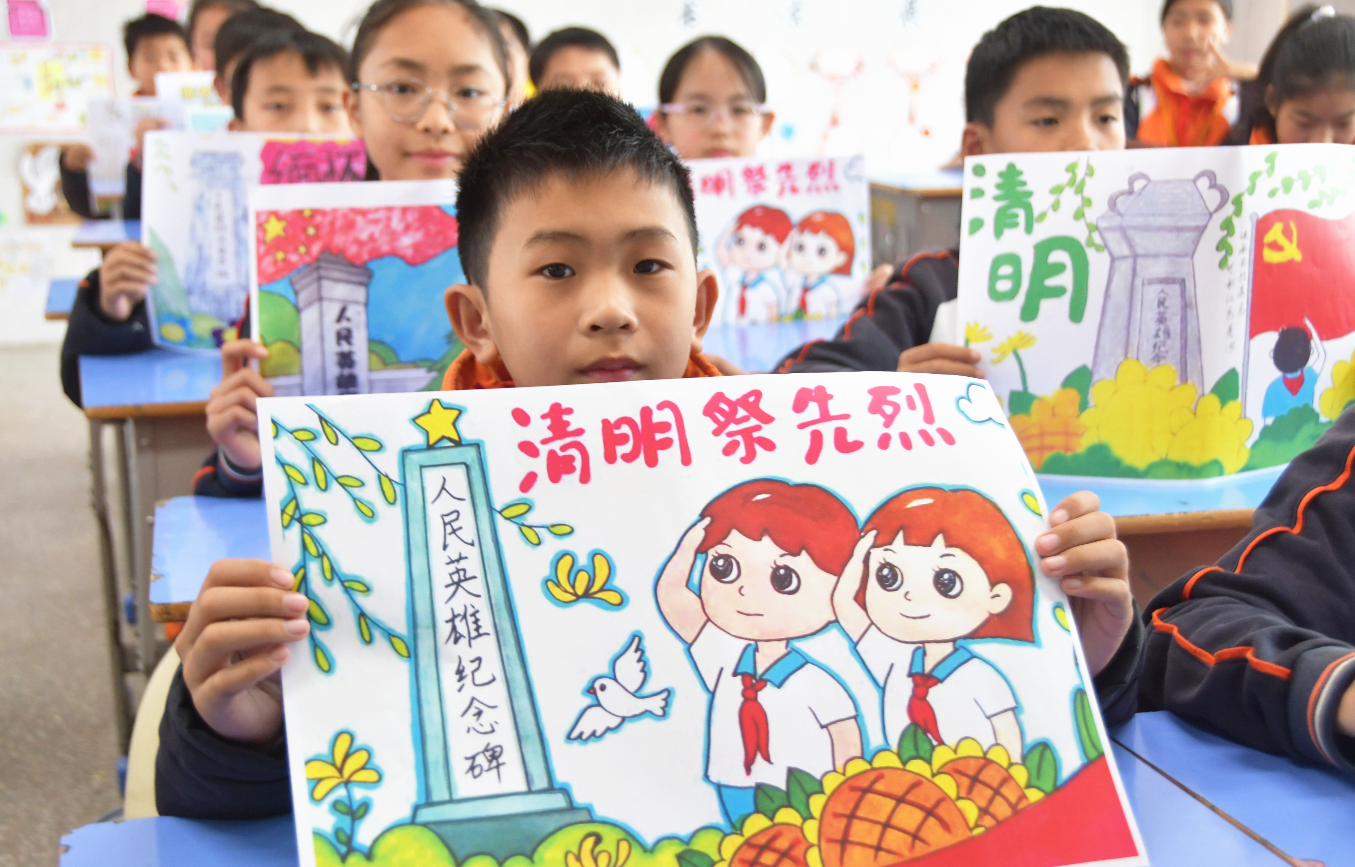 4月3日，湖南省永州市江永县思源实验学校小学生在展示“清明祭先烈 厚植爱国情”主题绘画作品。田如瑞摄2.JPG