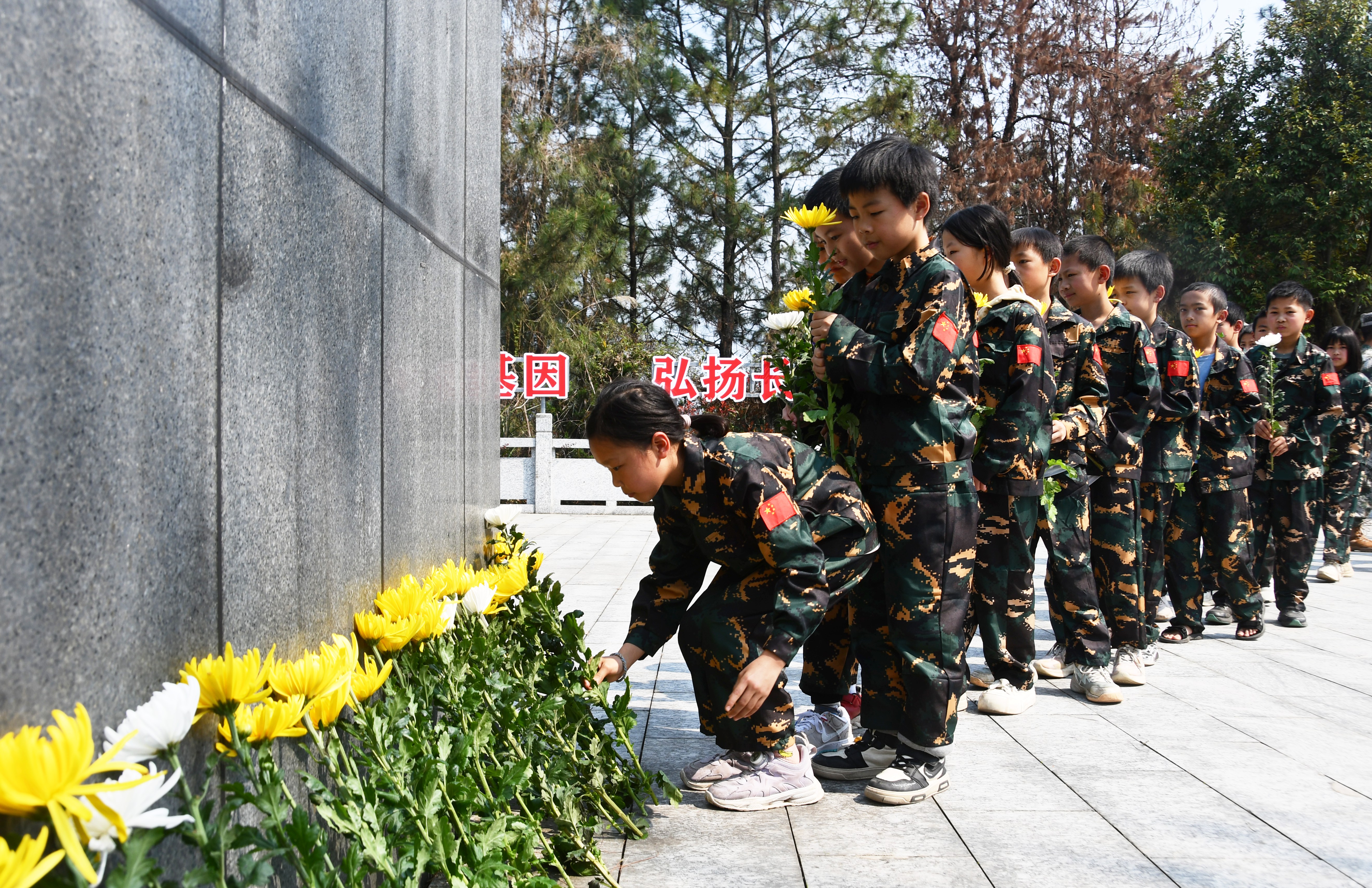 4月1日，湖南省永州市江永县松柏瑶族乡中心小学的学生们来到红军长征三峰山烈士陵园缅怀先烈。田如瑞摄4.JPG