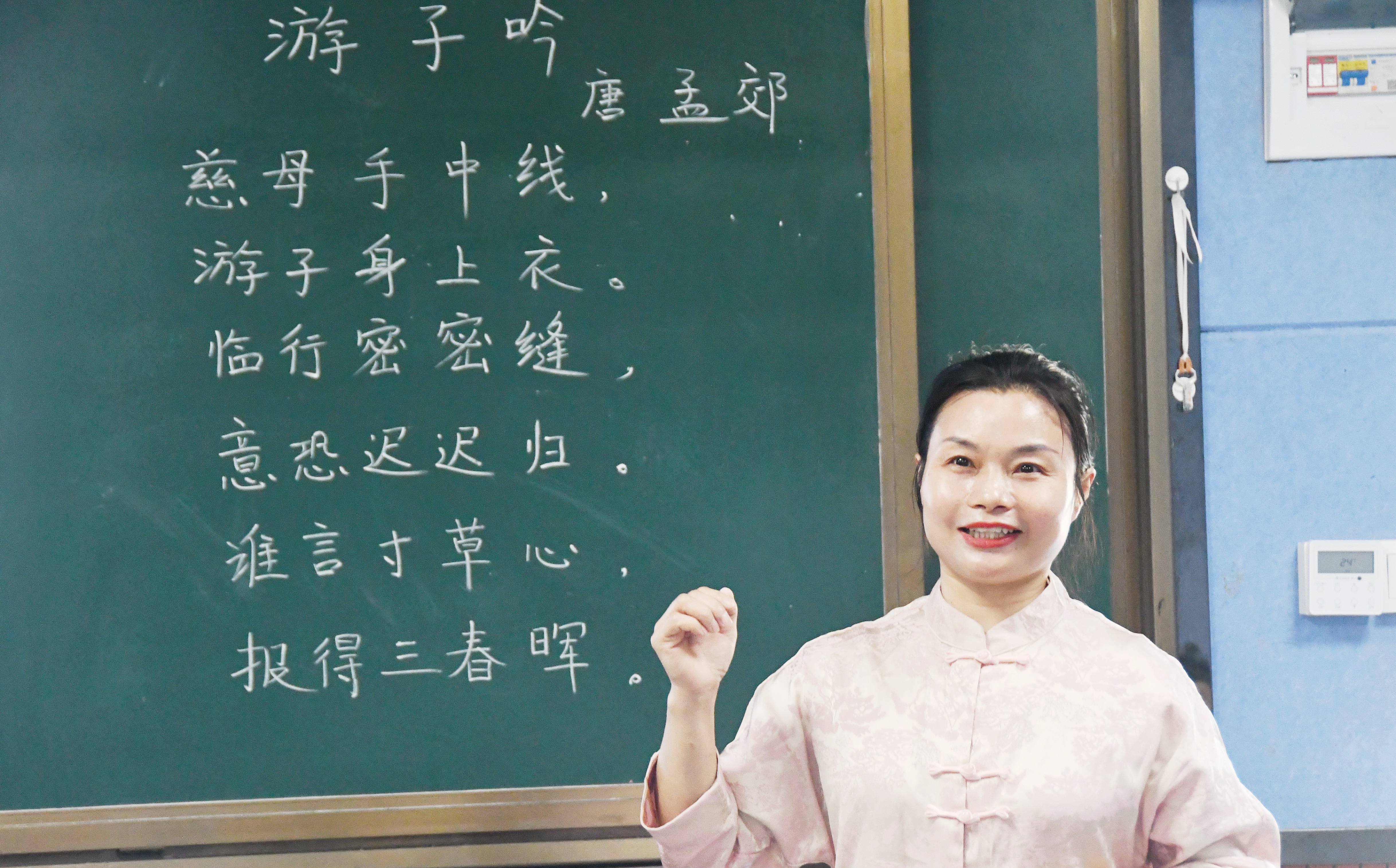 5月11日，湖南省永州市江永县实验小学，老师讲解古诗《游子吟》。田如瑞摄.JPG