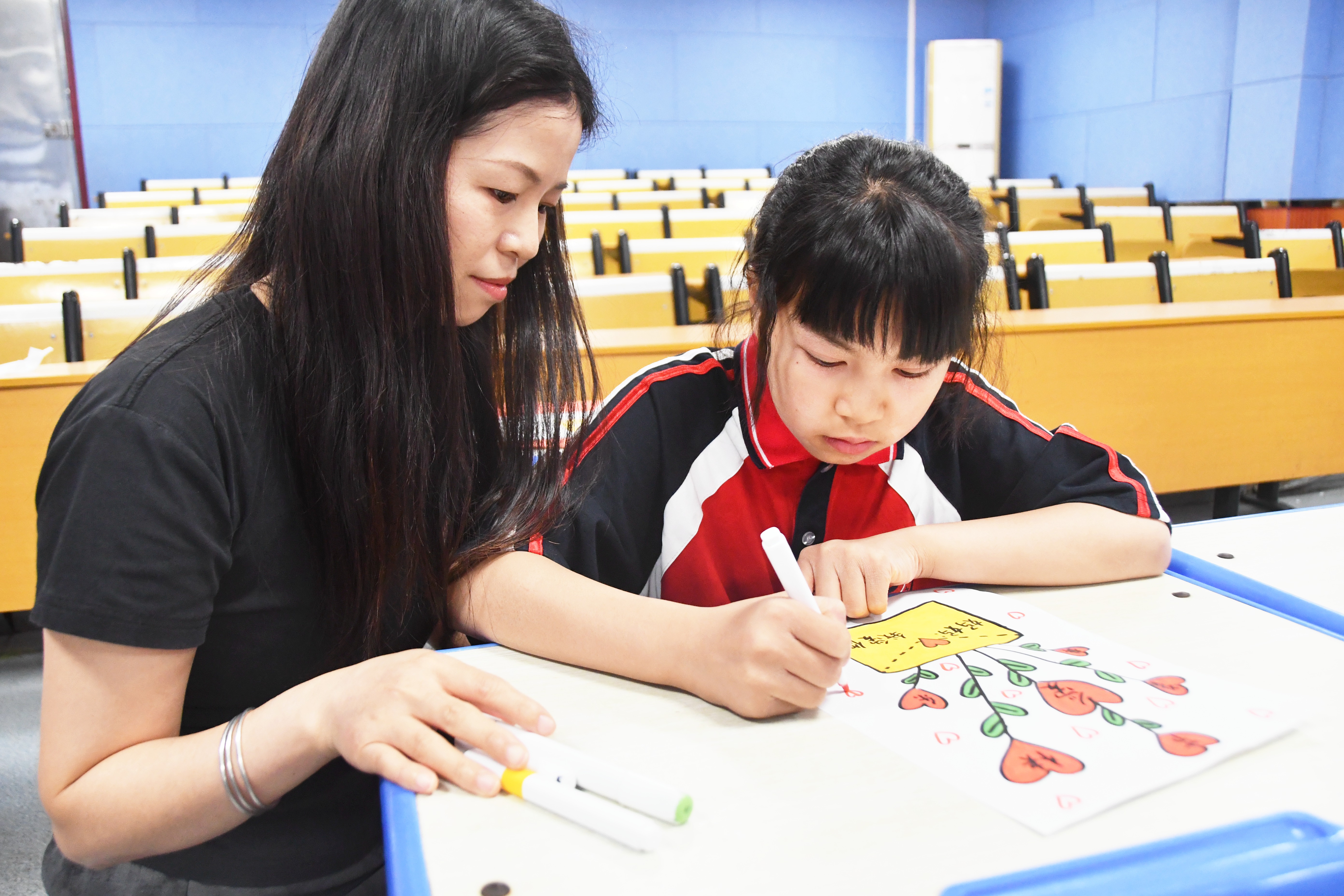 5月11日，湖南省永州市江永县实验小学学生亲手制作献给妈妈的美术作品。田如瑞摄.JPG