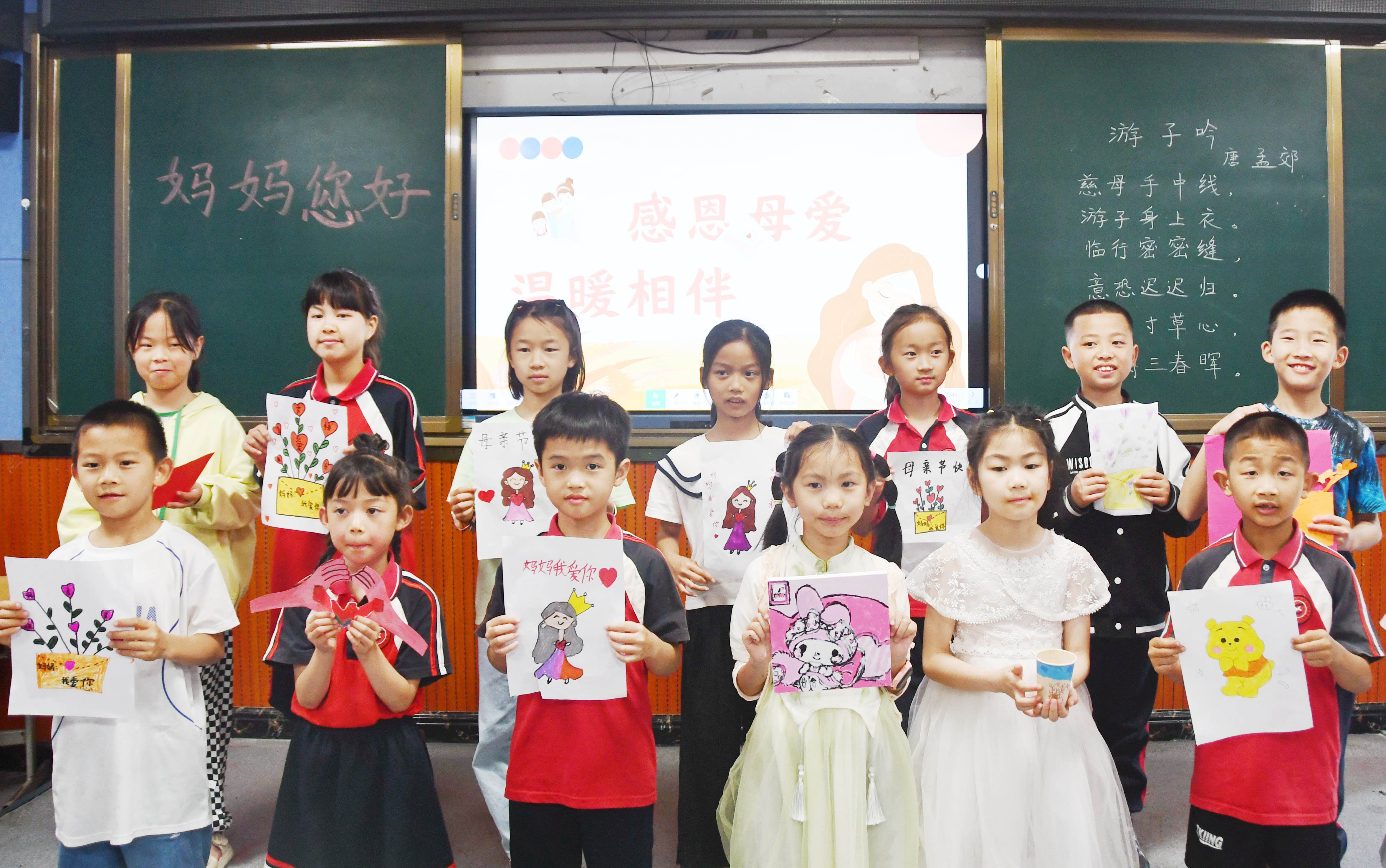 5月11日，湖南省永州市江永县实验小学，小朋友在展示给妈妈的画作。田如瑞摄.JPG