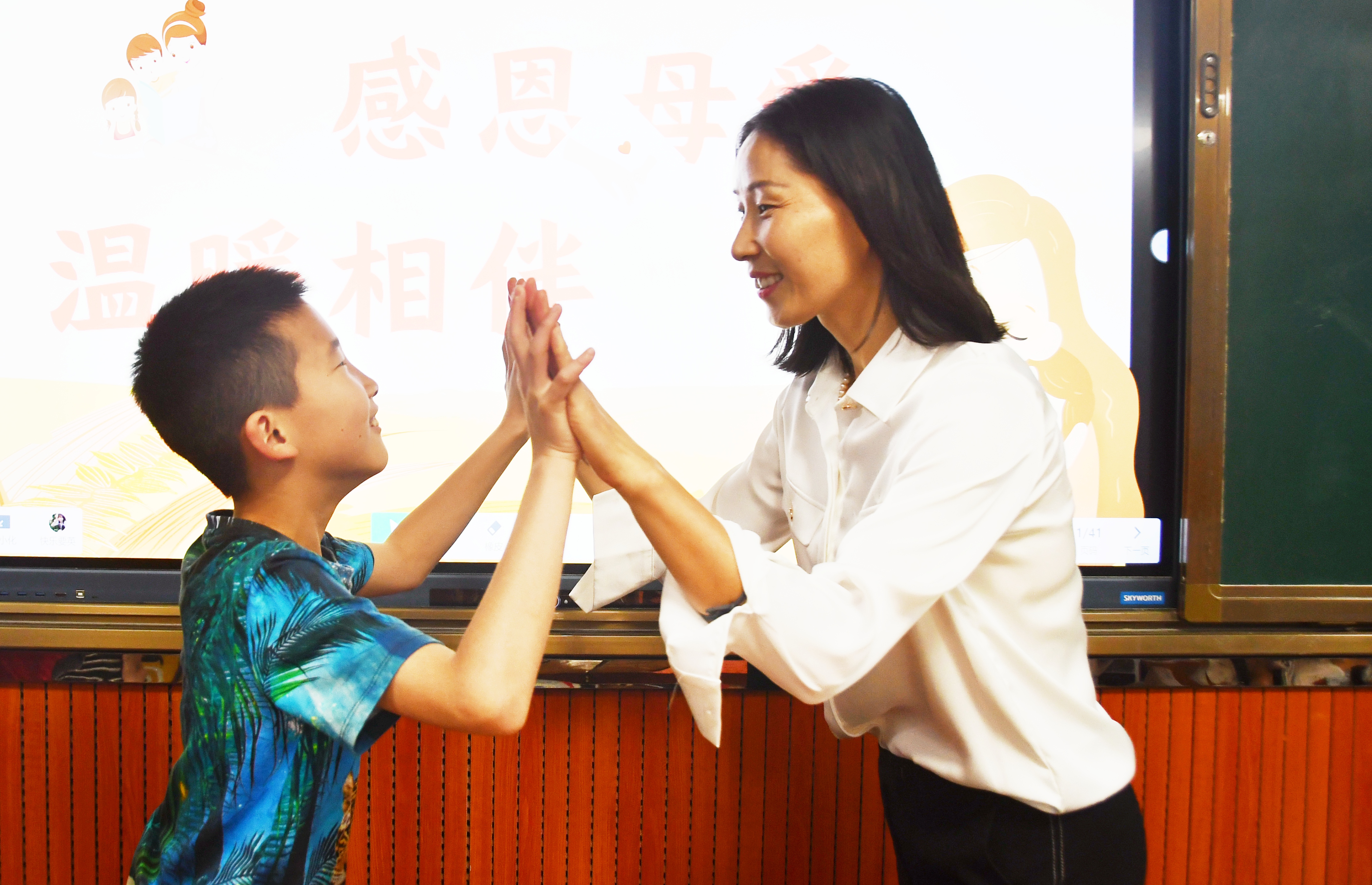 5月11日，湖南省永州市江永县实验小学，小朋友们与妈妈击掌。田如瑞摄.2 (1).JPG