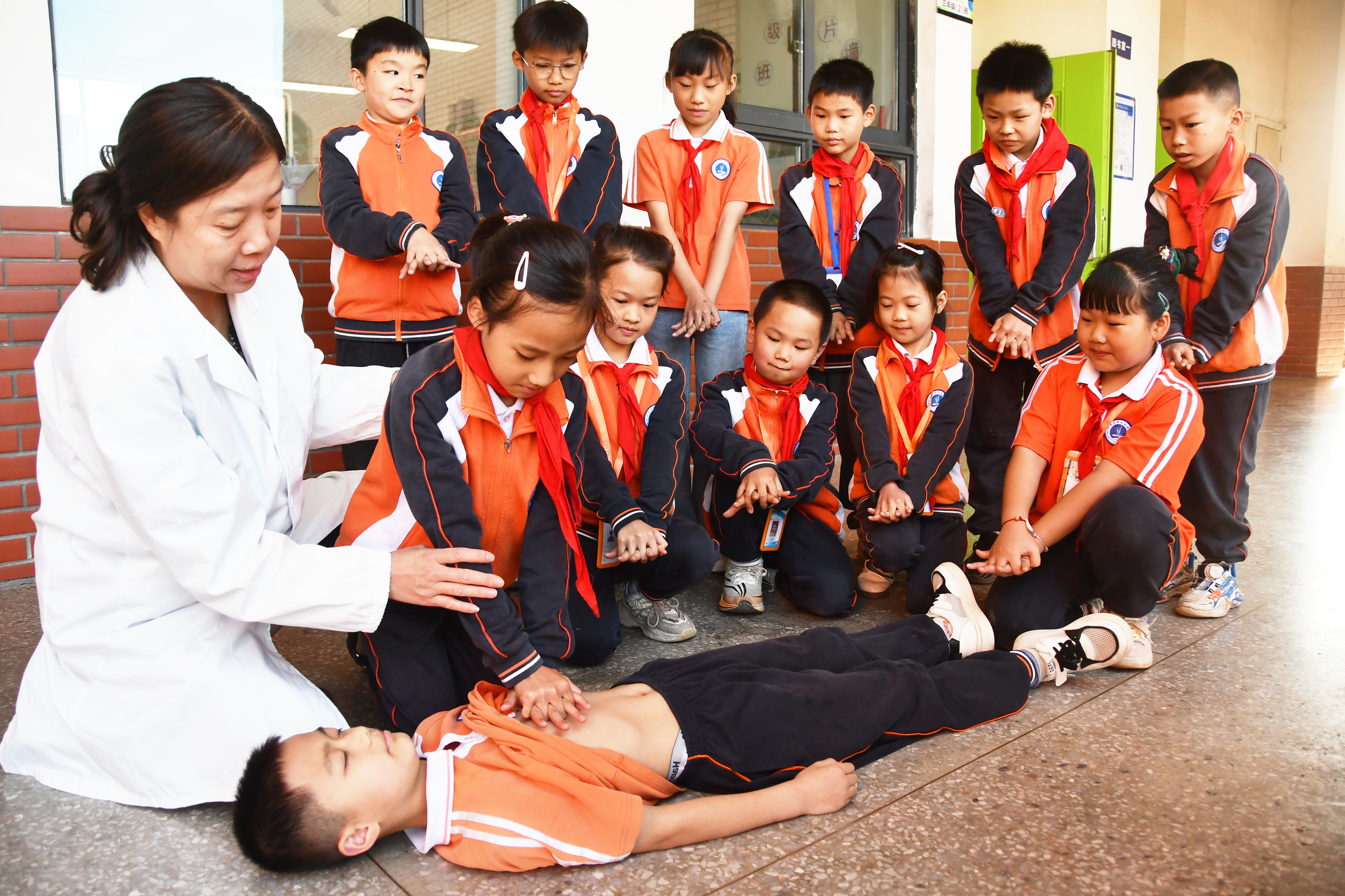 5月12日，湖南省永州市江永县思源实验学校，医务人员向学生讲解学生心肺复苏急救知识。田如瑞摄.JPG