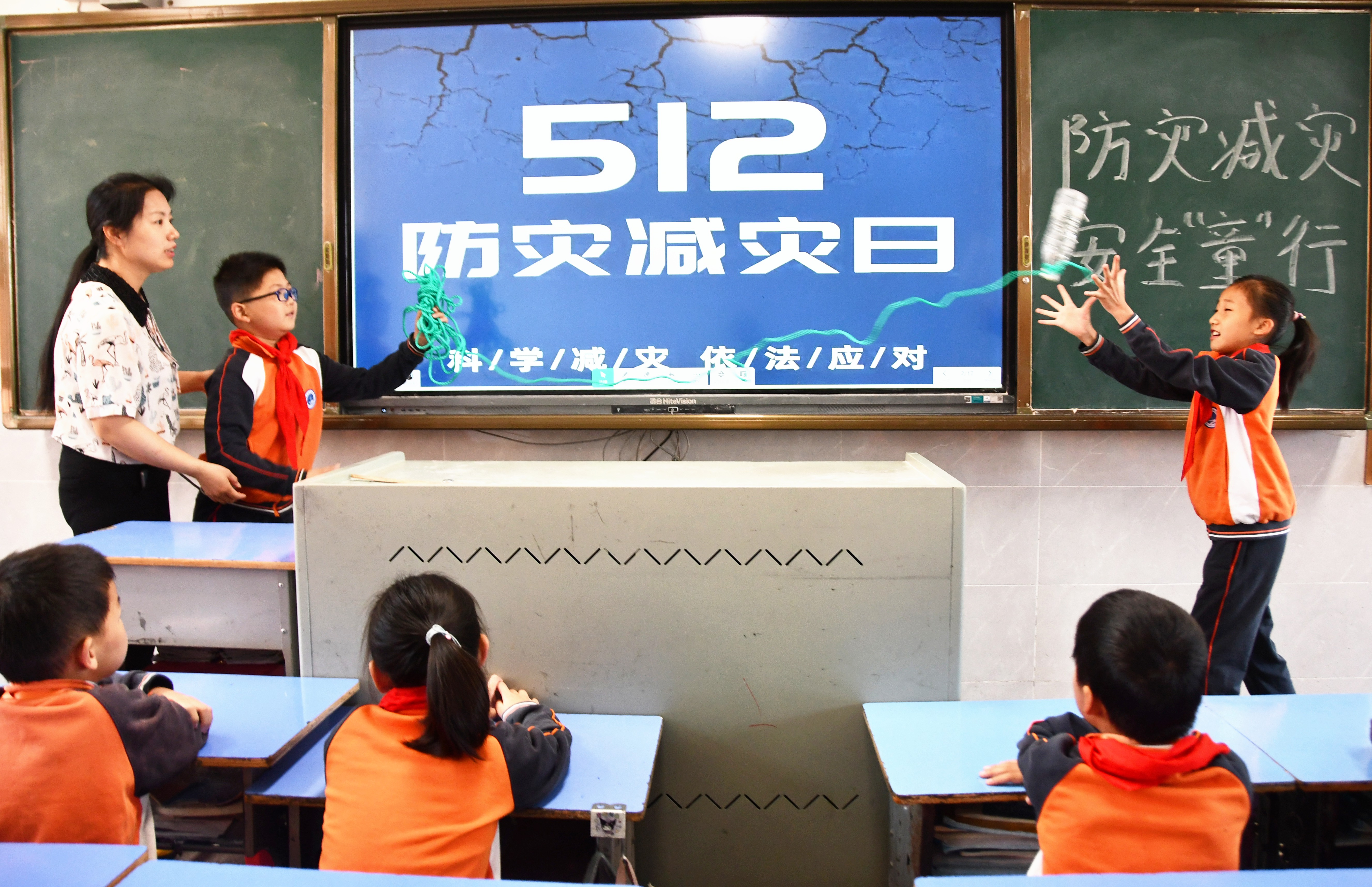 5月12日，湖南省永州市江永县思源实验学校老师向学生讲解溺水抛绳抛绳救援方法。田如瑞摄.JPG