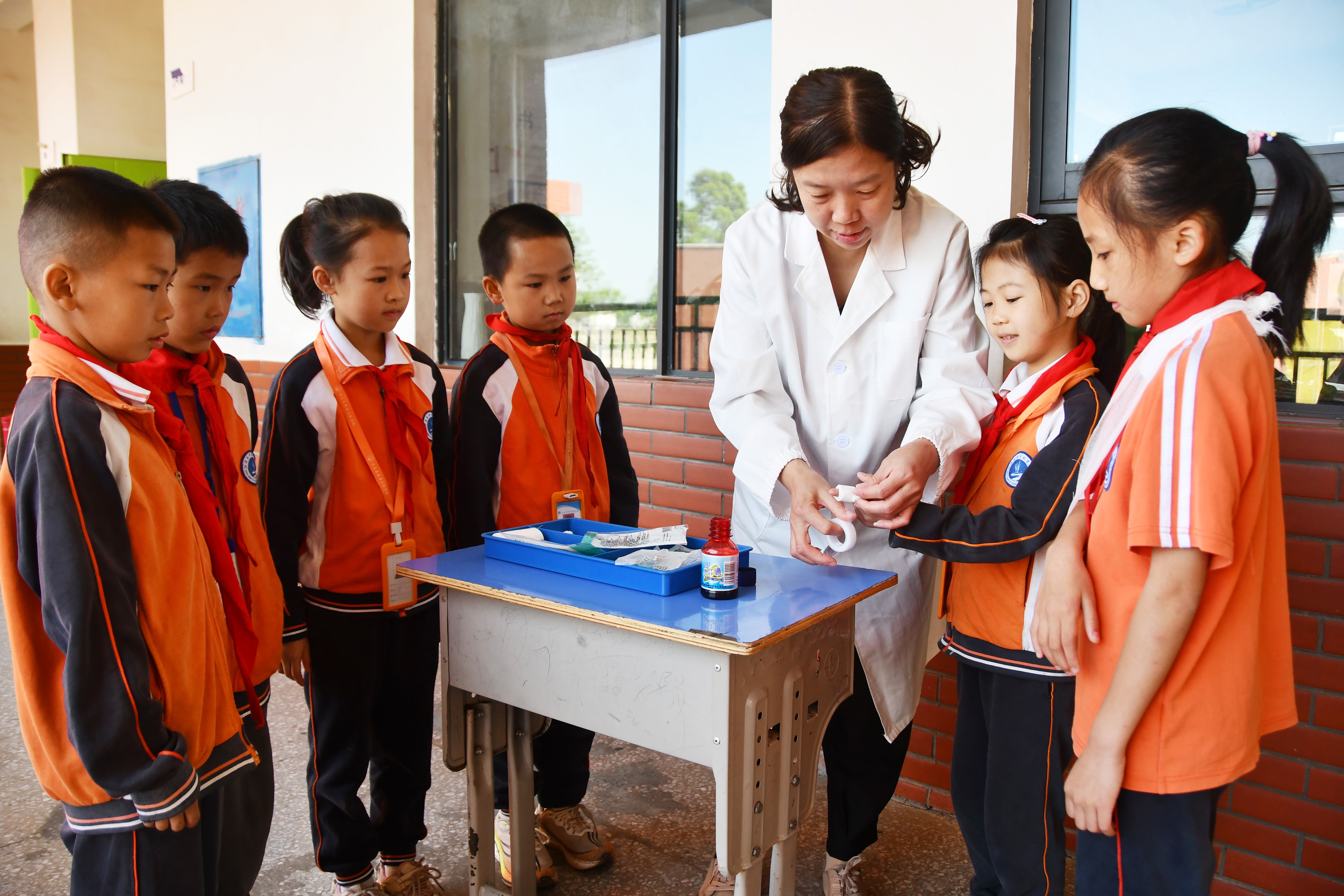 5月12日，湖南省永州市江永县思源实验学校，医务人员指导学生练习包扎。田如瑞摄.JPG